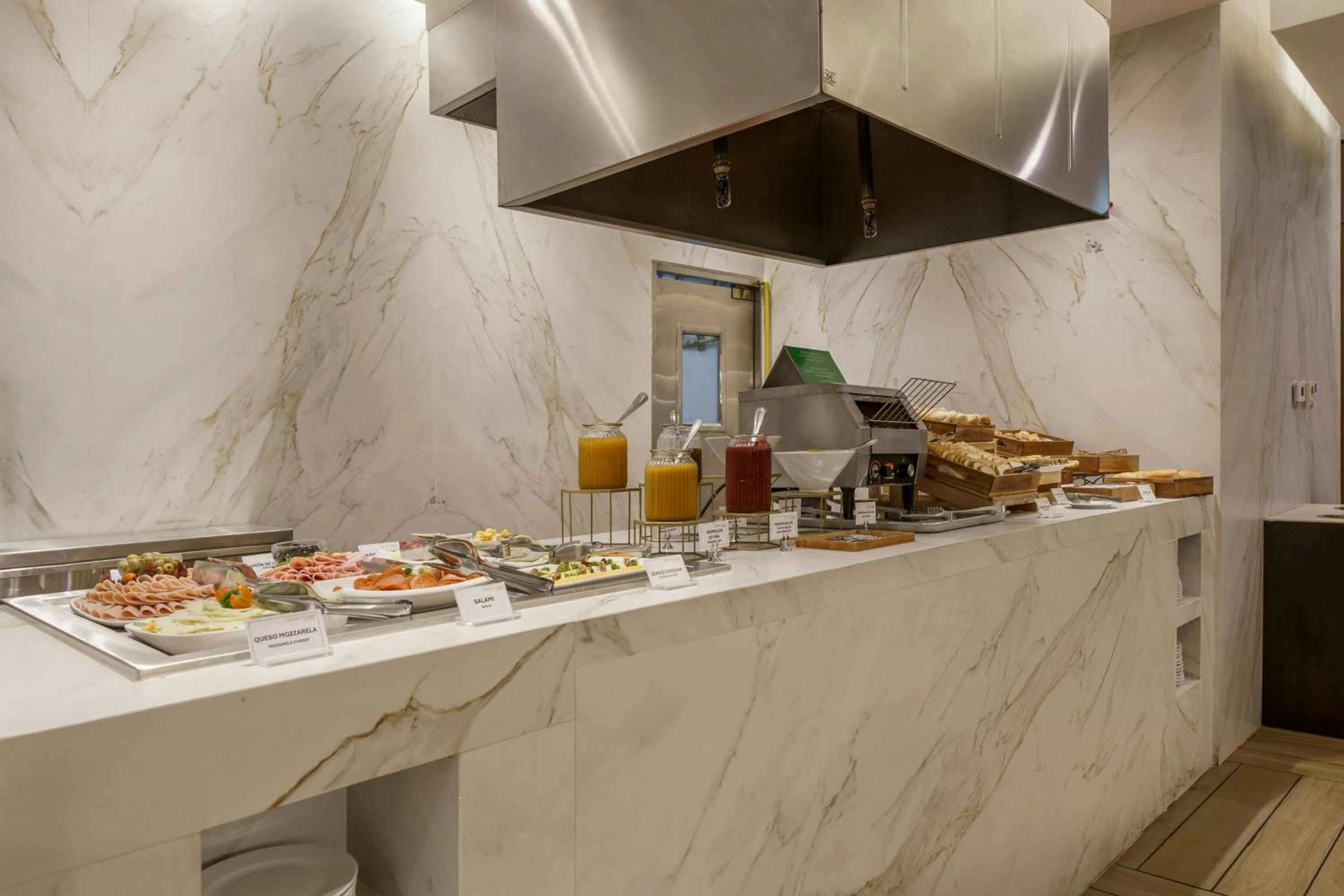 Restaurant/places to eat in Courtyard by Marriott Panama Multiplaza Mall