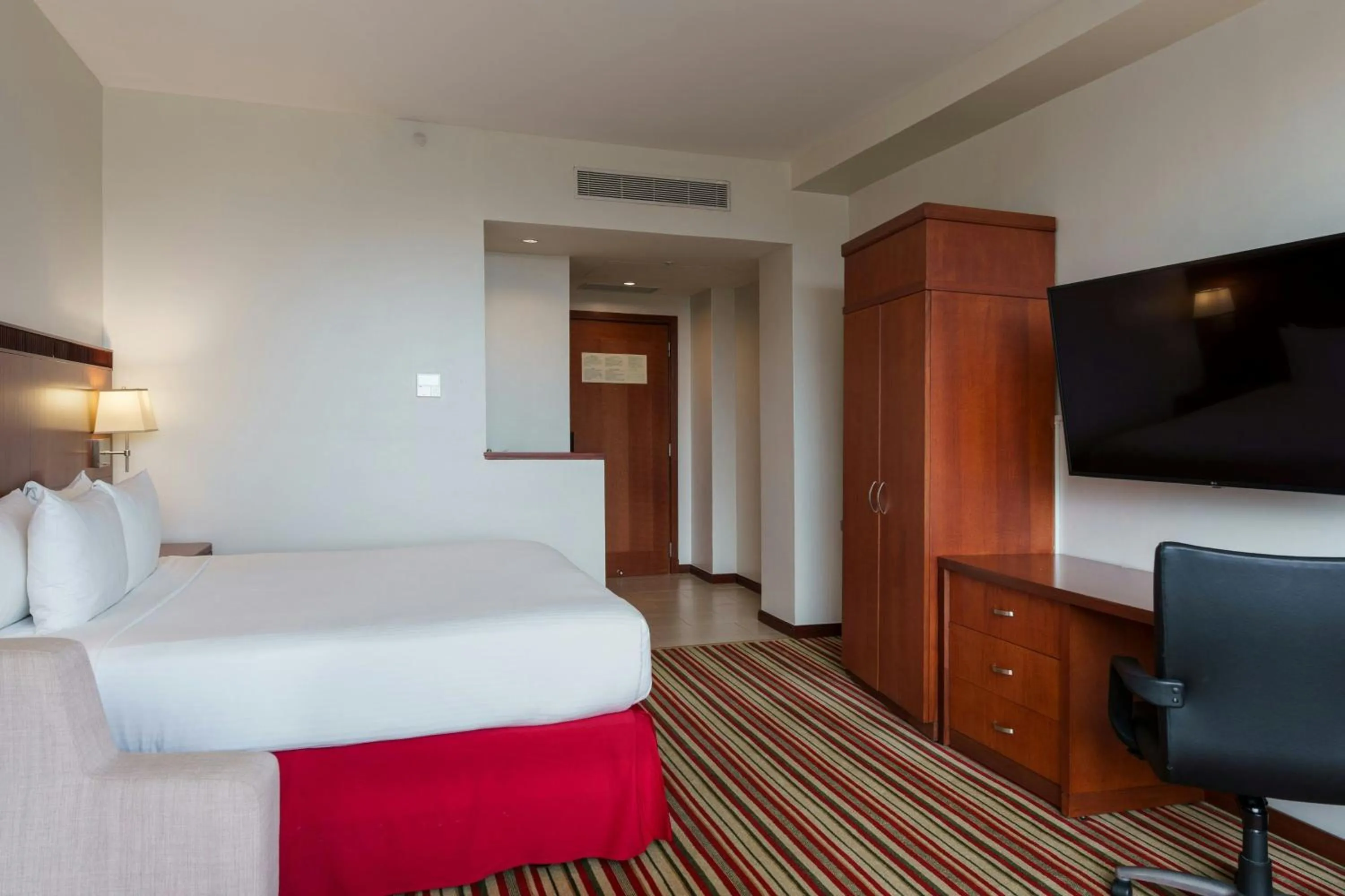 Photo of the whole room, Bed in Courtyard by Marriott Panama Multiplaza Mall