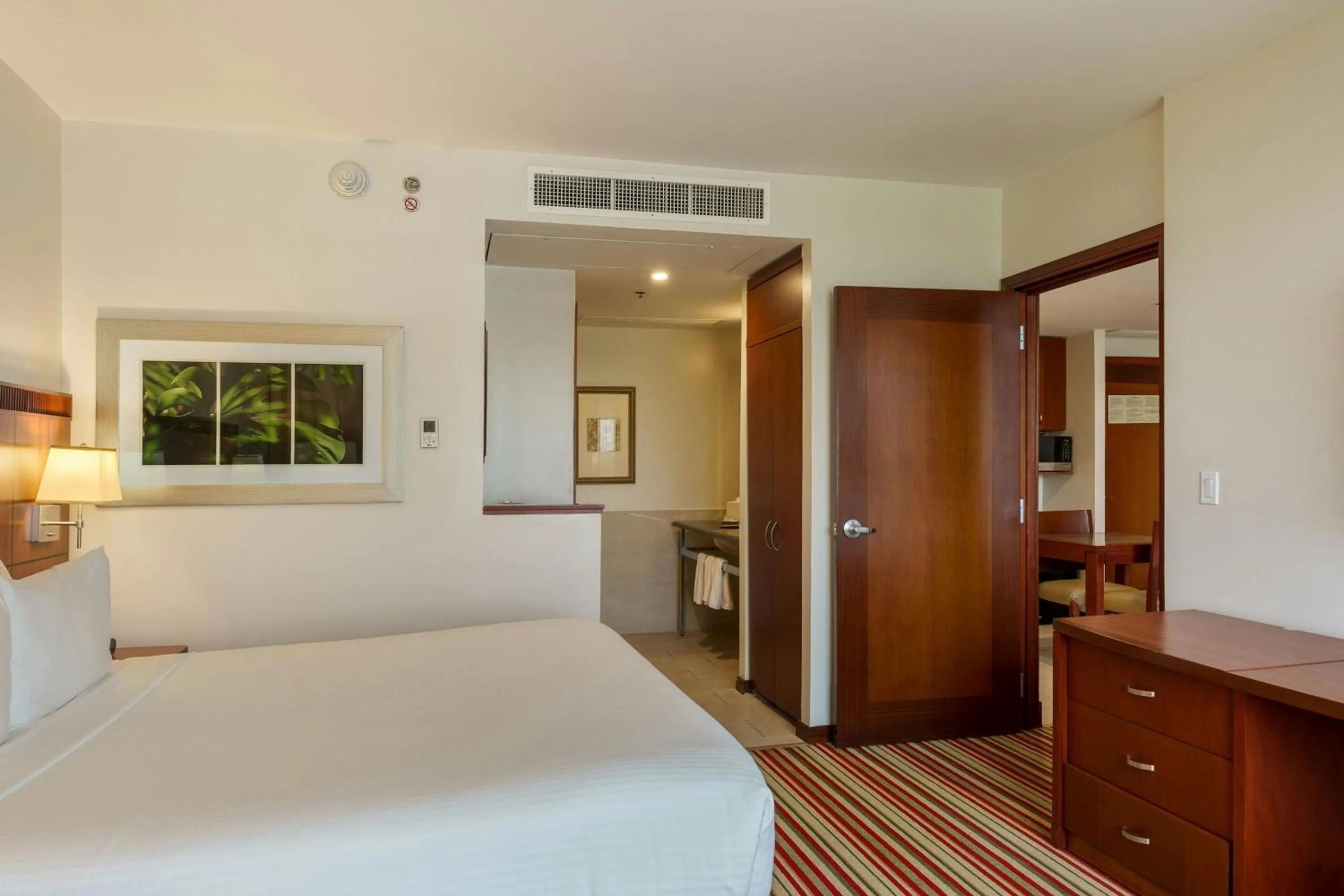 Bedroom, Bed in Courtyard by Marriott Panama Multiplaza Mall