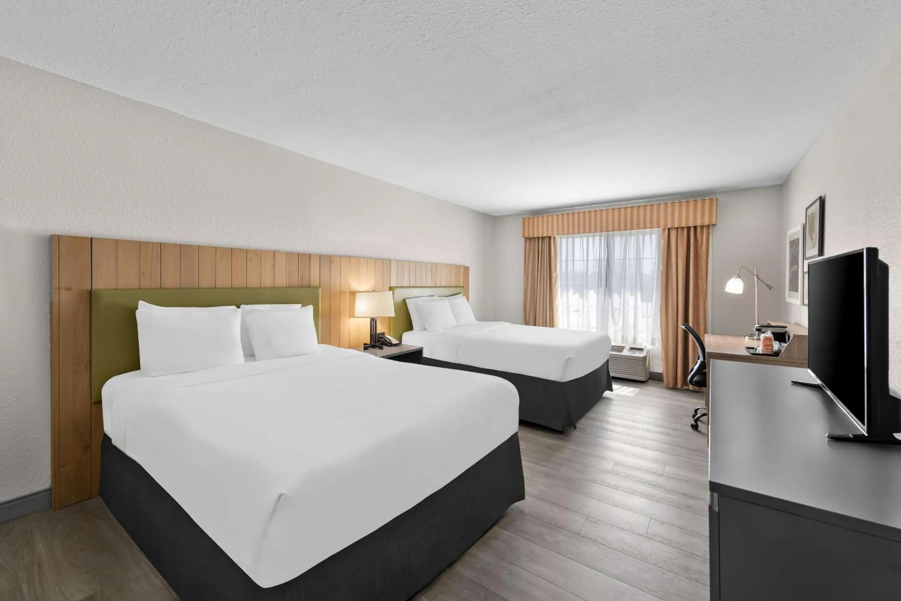 Bedroom, Bed in Country Inn & Suites by Radisson, Topeka West, KS