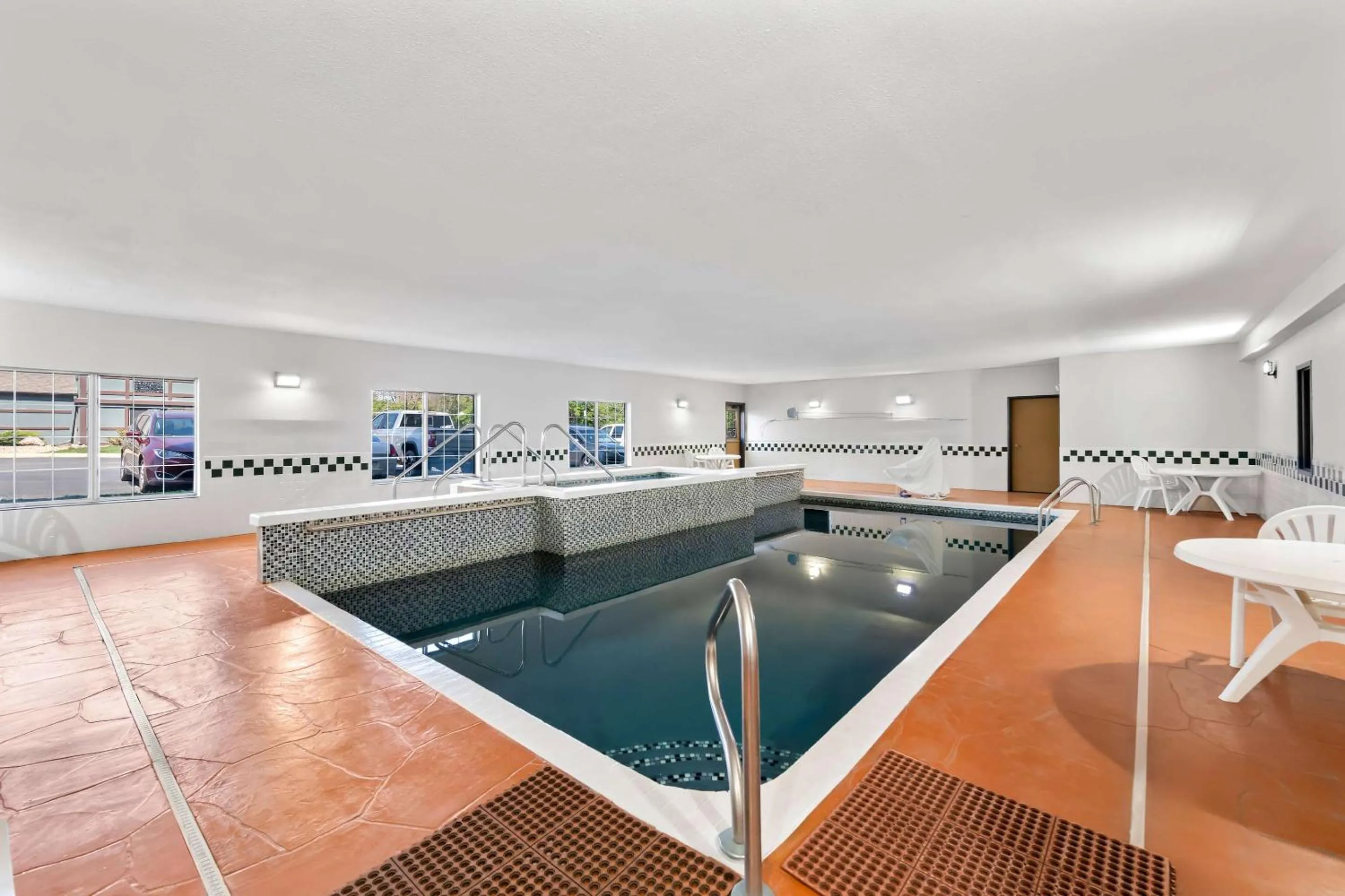 Swimming pool in Country Inn & Suites by Radisson, Topeka West, KS