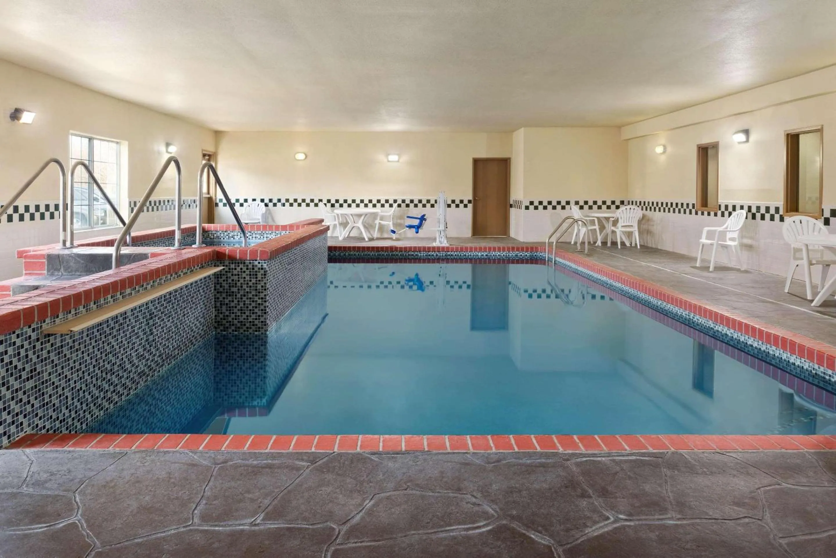 Swimming pool in Country Inn & Suites by Radisson, Topeka West, KS