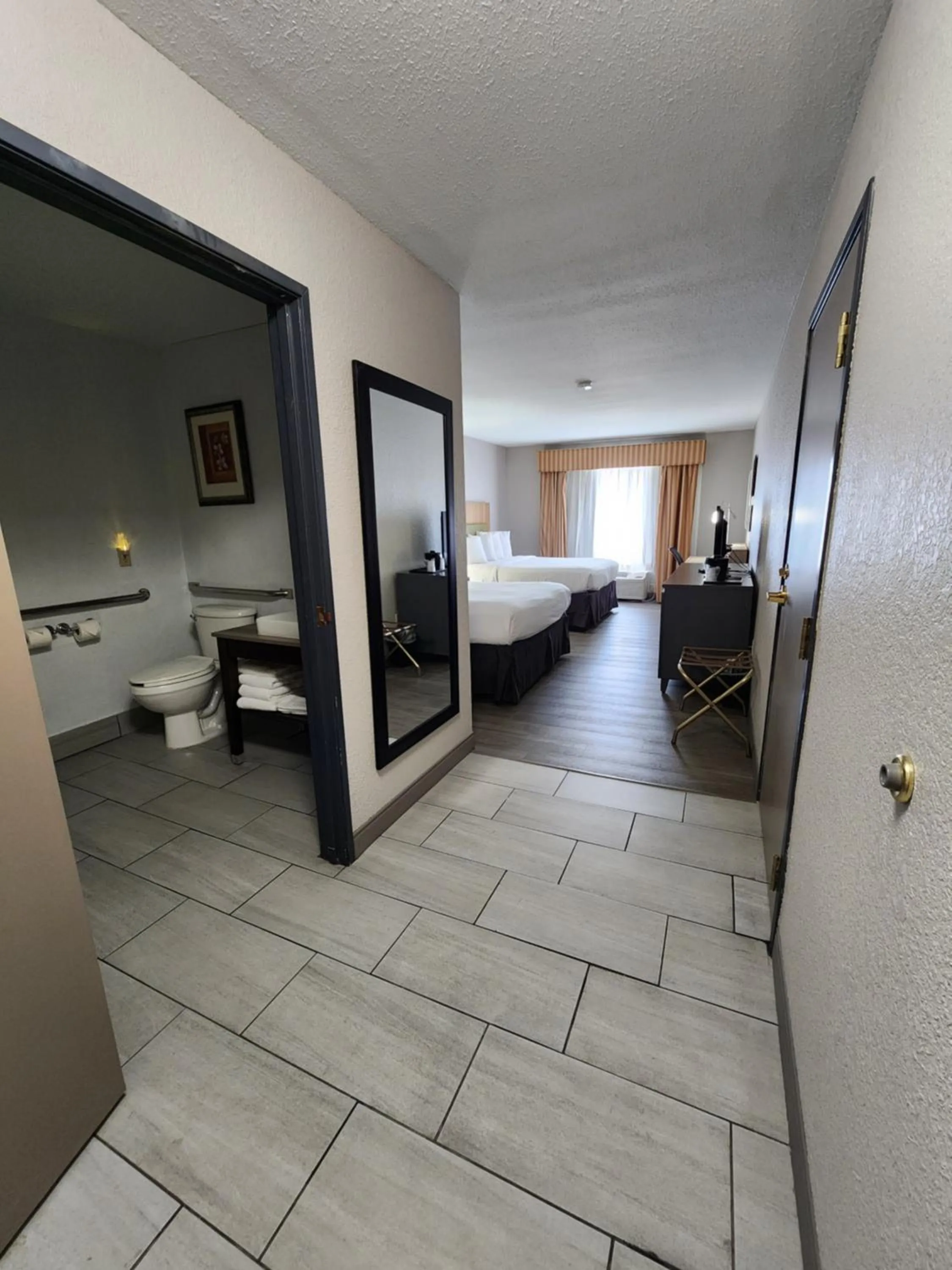 Photo of the whole room, Bed in Country Inn & Suites by Radisson, Topeka West, KS