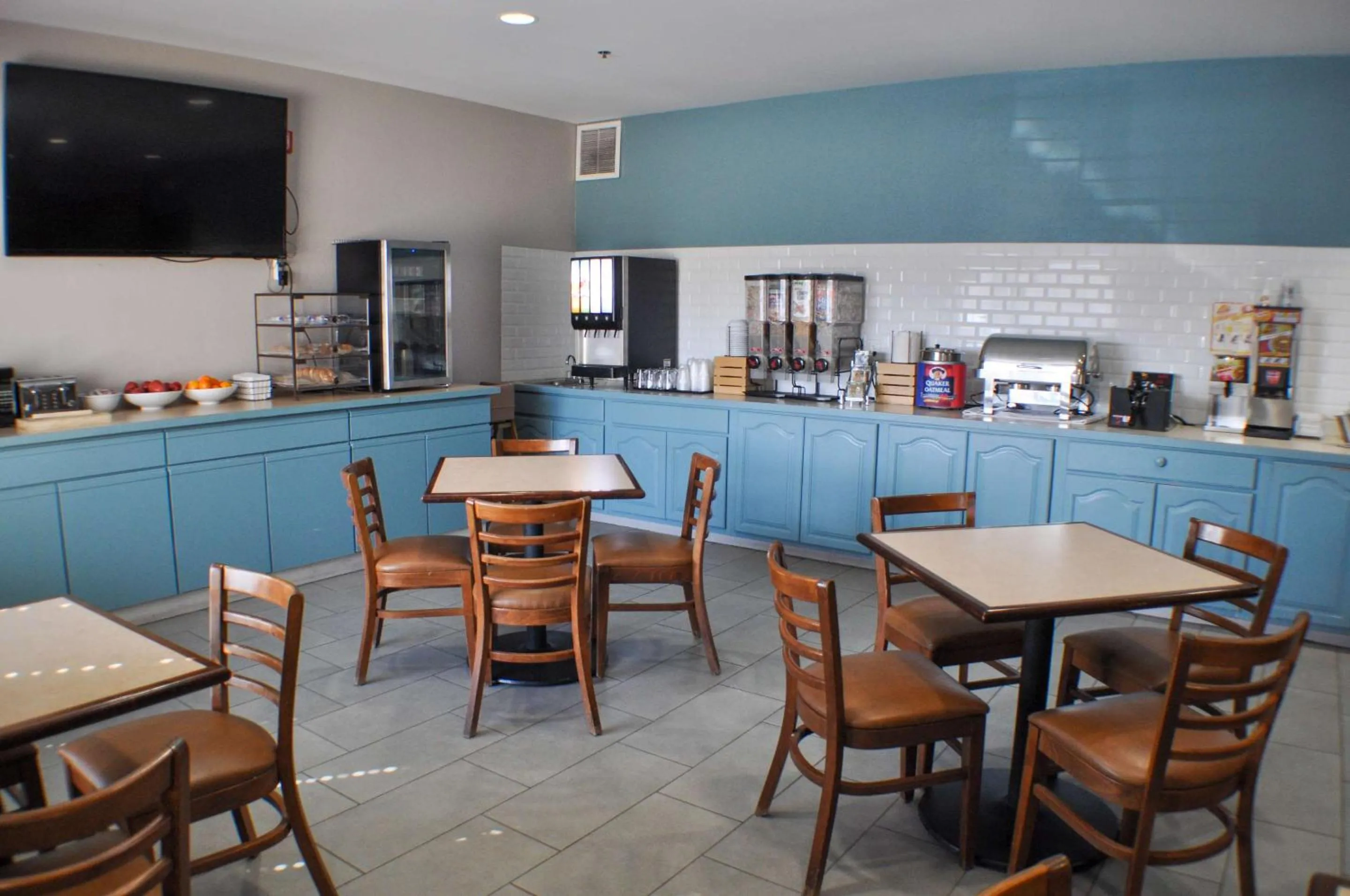 Breakfast in Country Inn & Suites by Radisson, Topeka West, KS