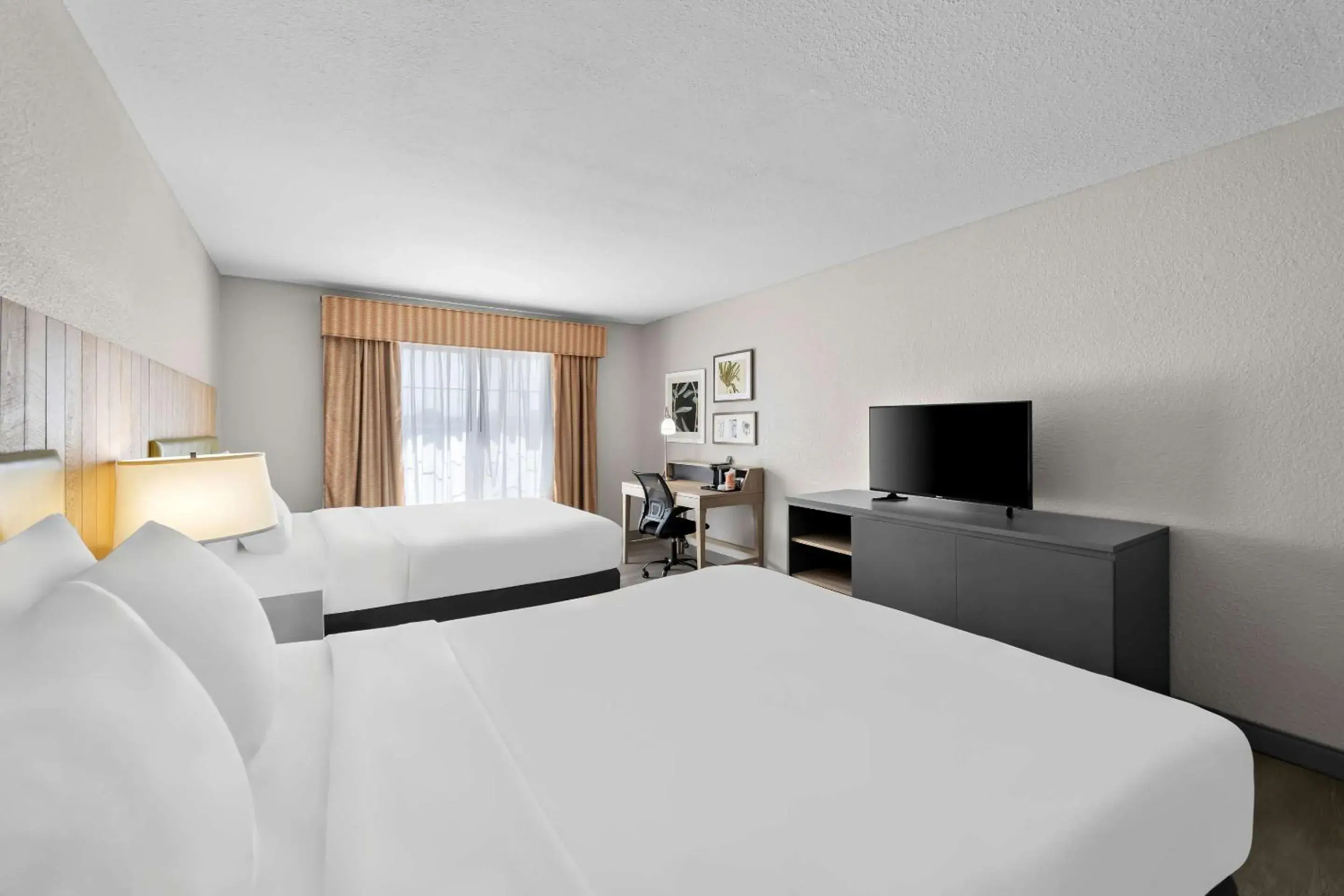 Bedroom, Bed in Country Inn & Suites by Radisson, Topeka West, KS Bedroom, Bed in Country Inn & Suites by Radisson, Topeka West, KS