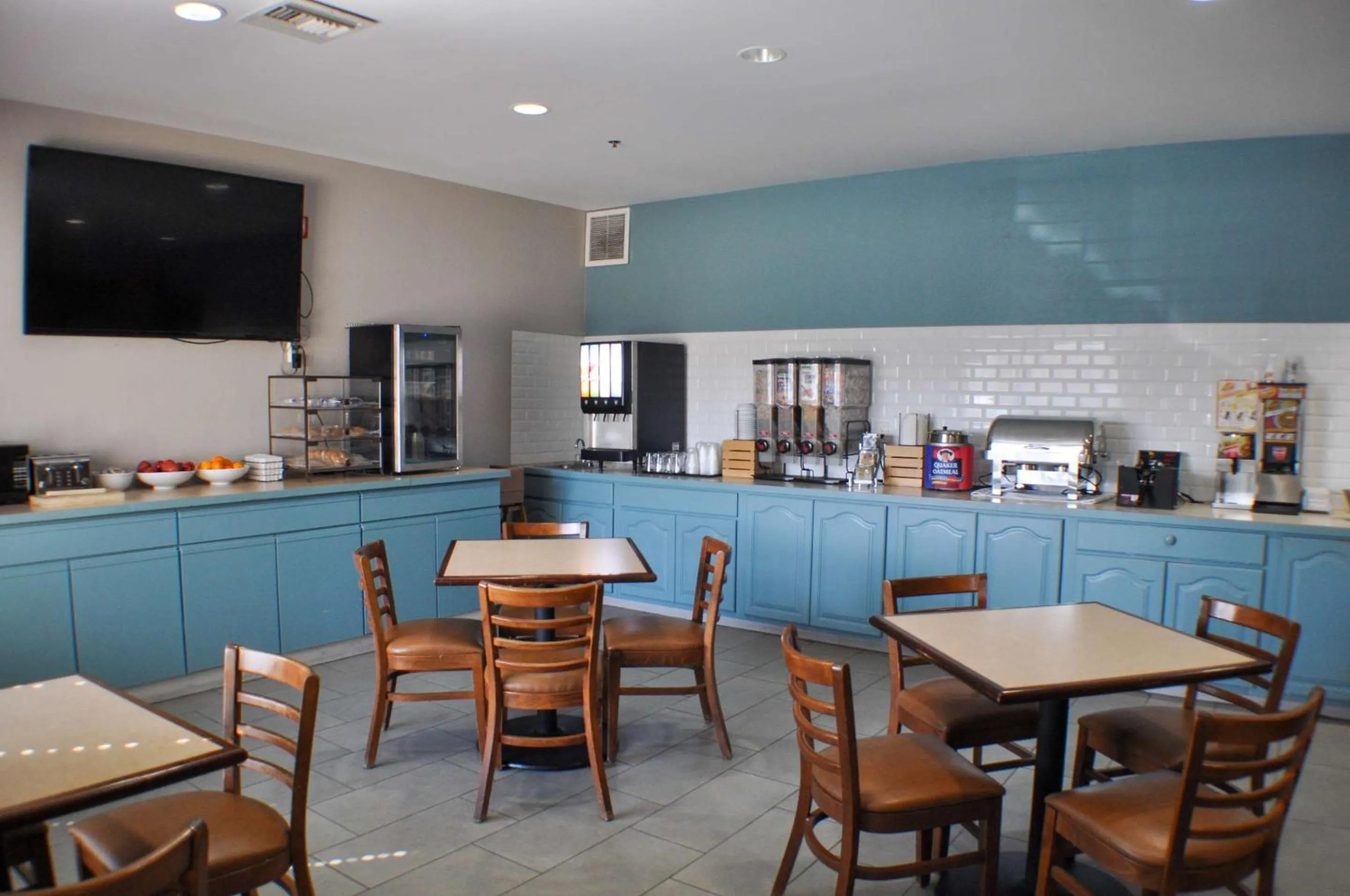 Breakfast in Country Inn & Suites by Radisson, Topeka West, KS