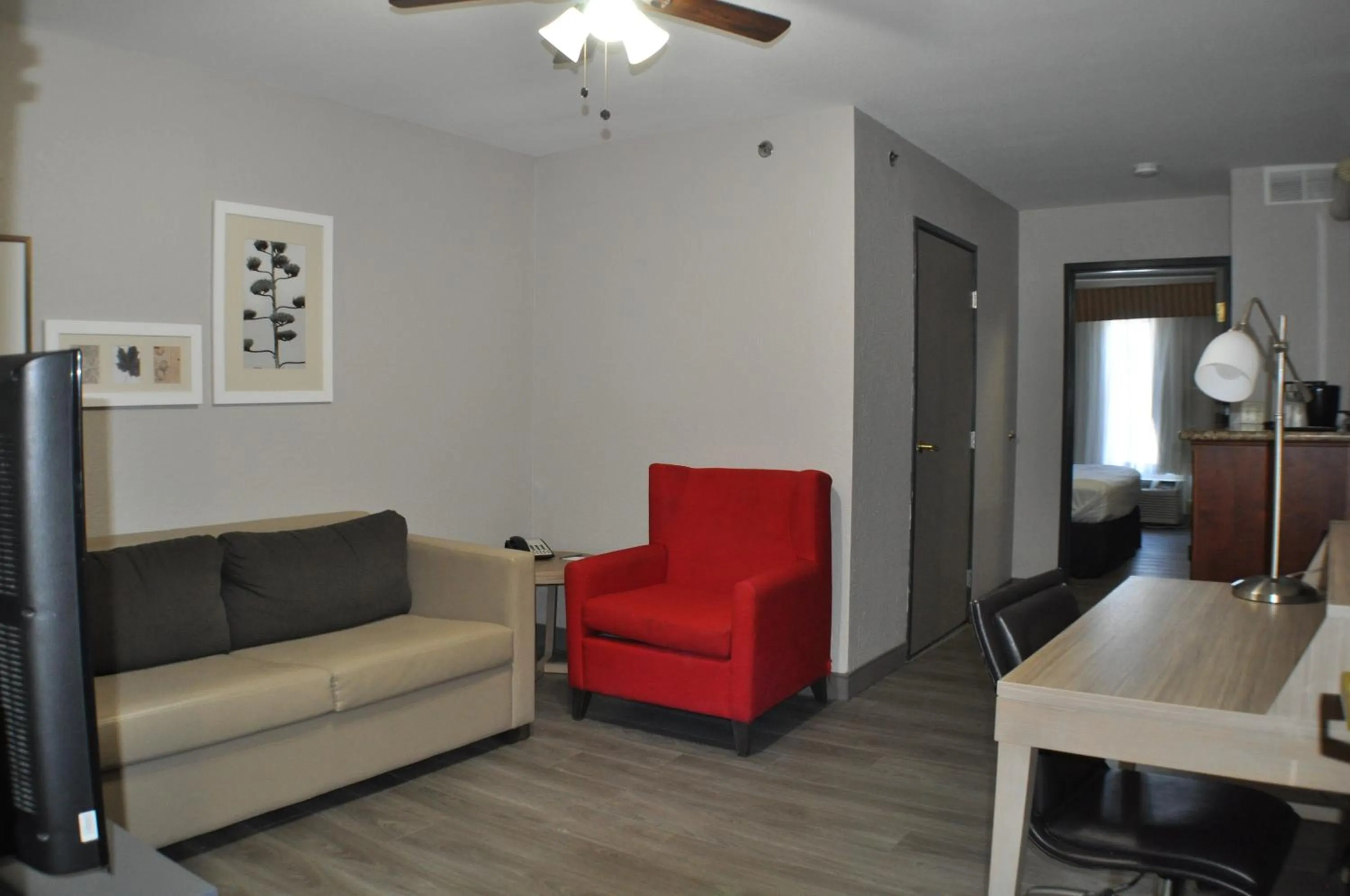 Living room in Country Inn & Suites by Radisson, Topeka West, KS
