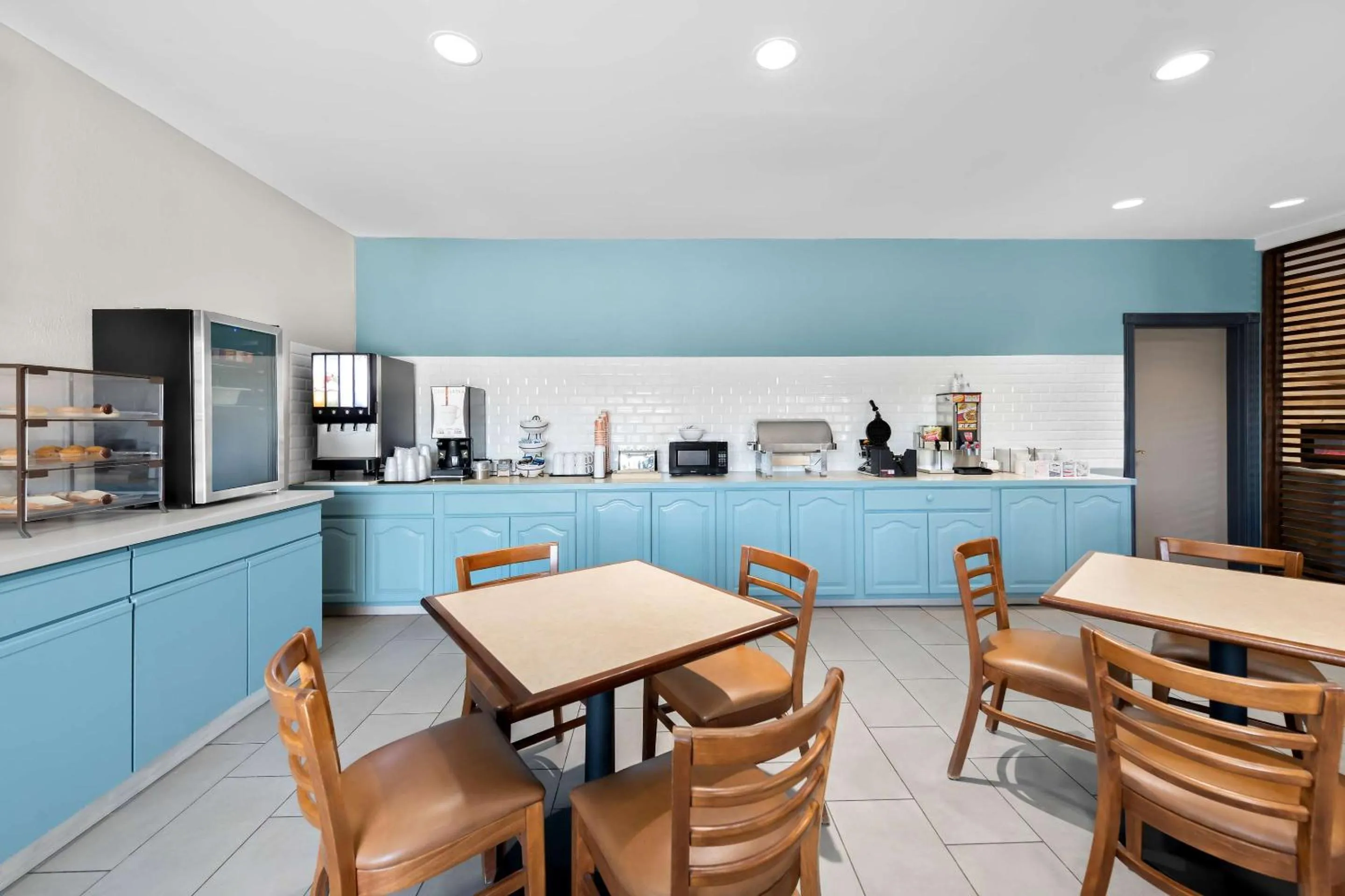 Breakfast in Country Inn & Suites by Radisson, Topeka West, KS