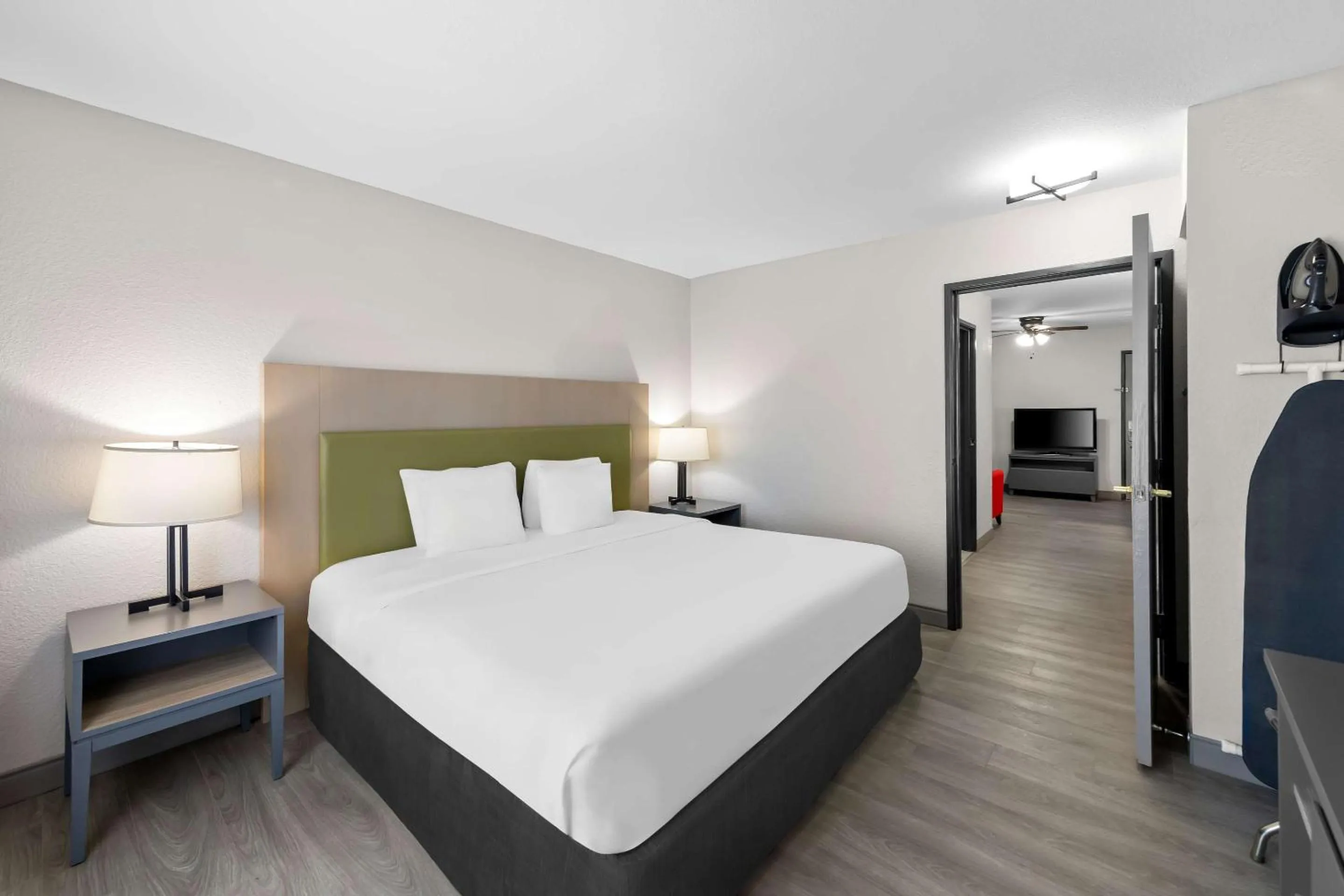 Bedroom, Bed in Country Inn & Suites by Radisson, Topeka West, KS