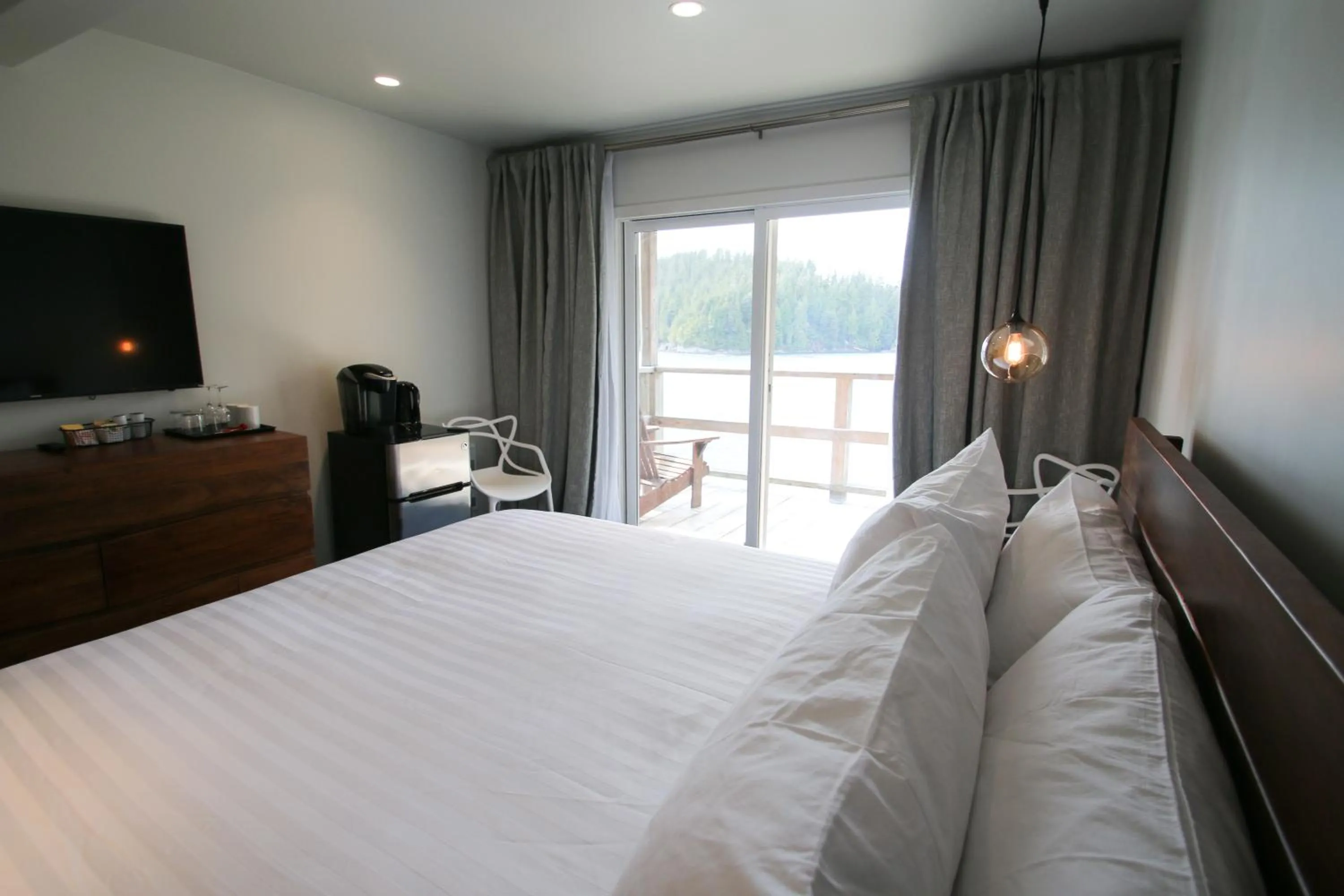Photo of the whole room, Bed in Duffin Cove Resort