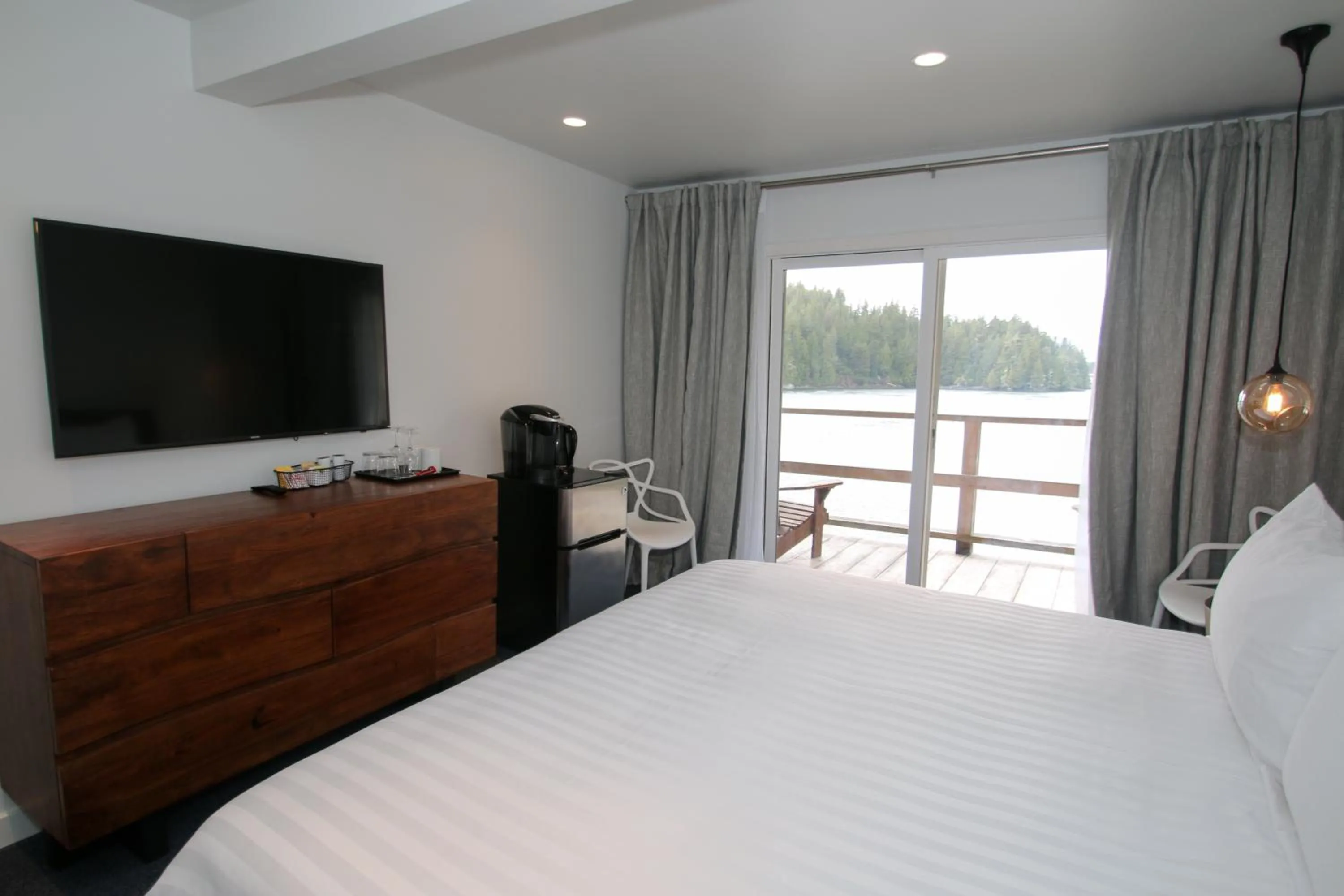 Photo of the whole room, Bed in Duffin Cove Resort