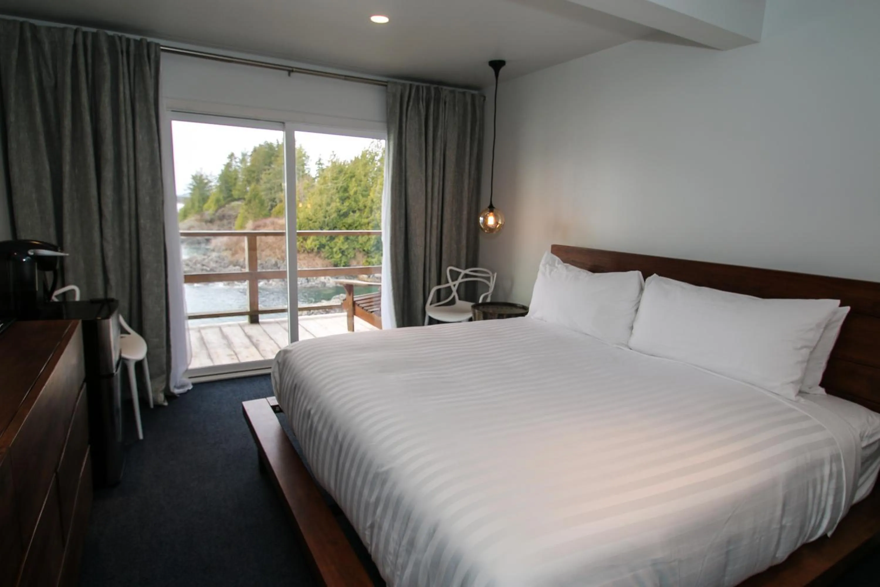 Photo of the whole room, Bed in Duffin Cove Resort