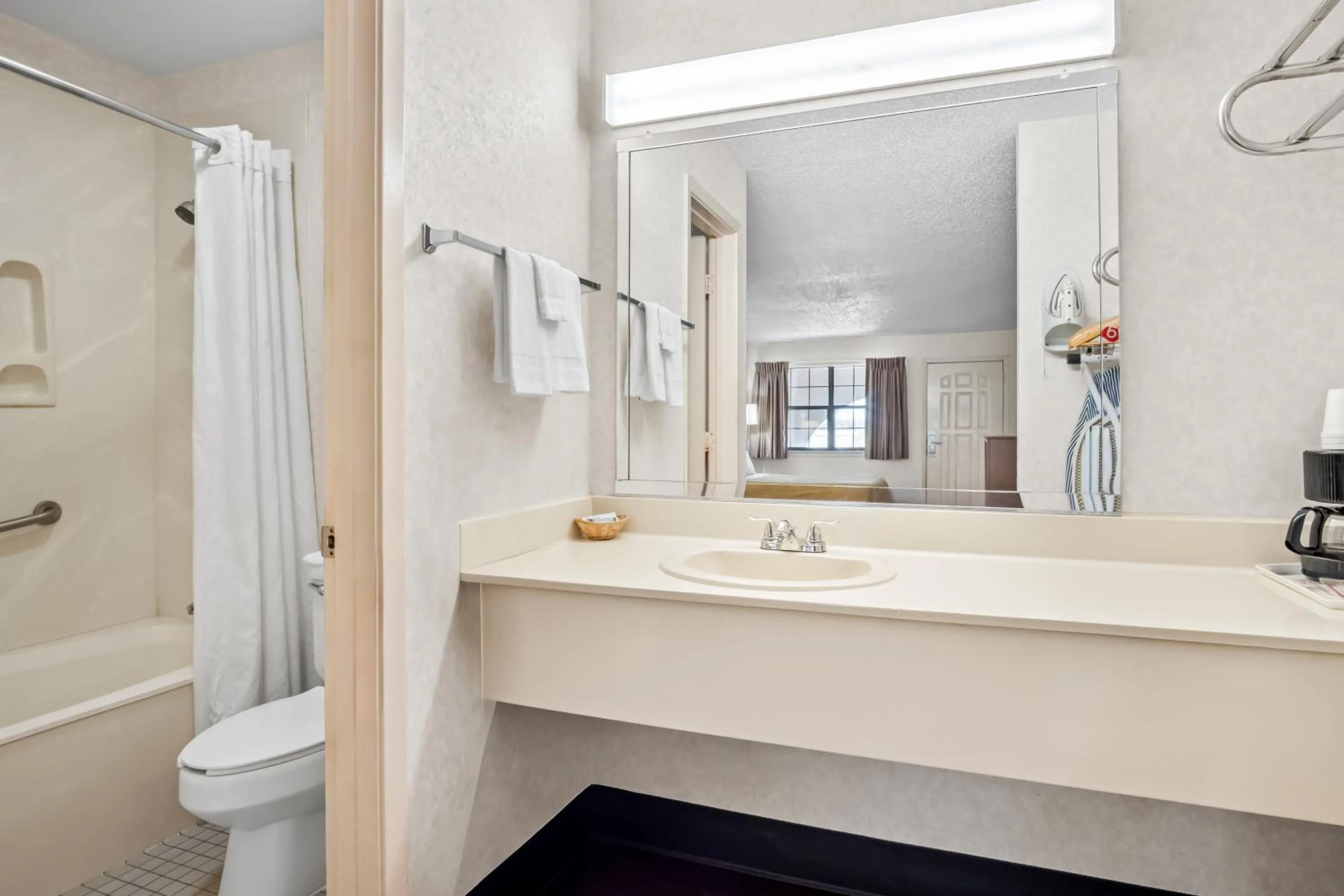 Shower in Americas Best Value Inn Midlothian