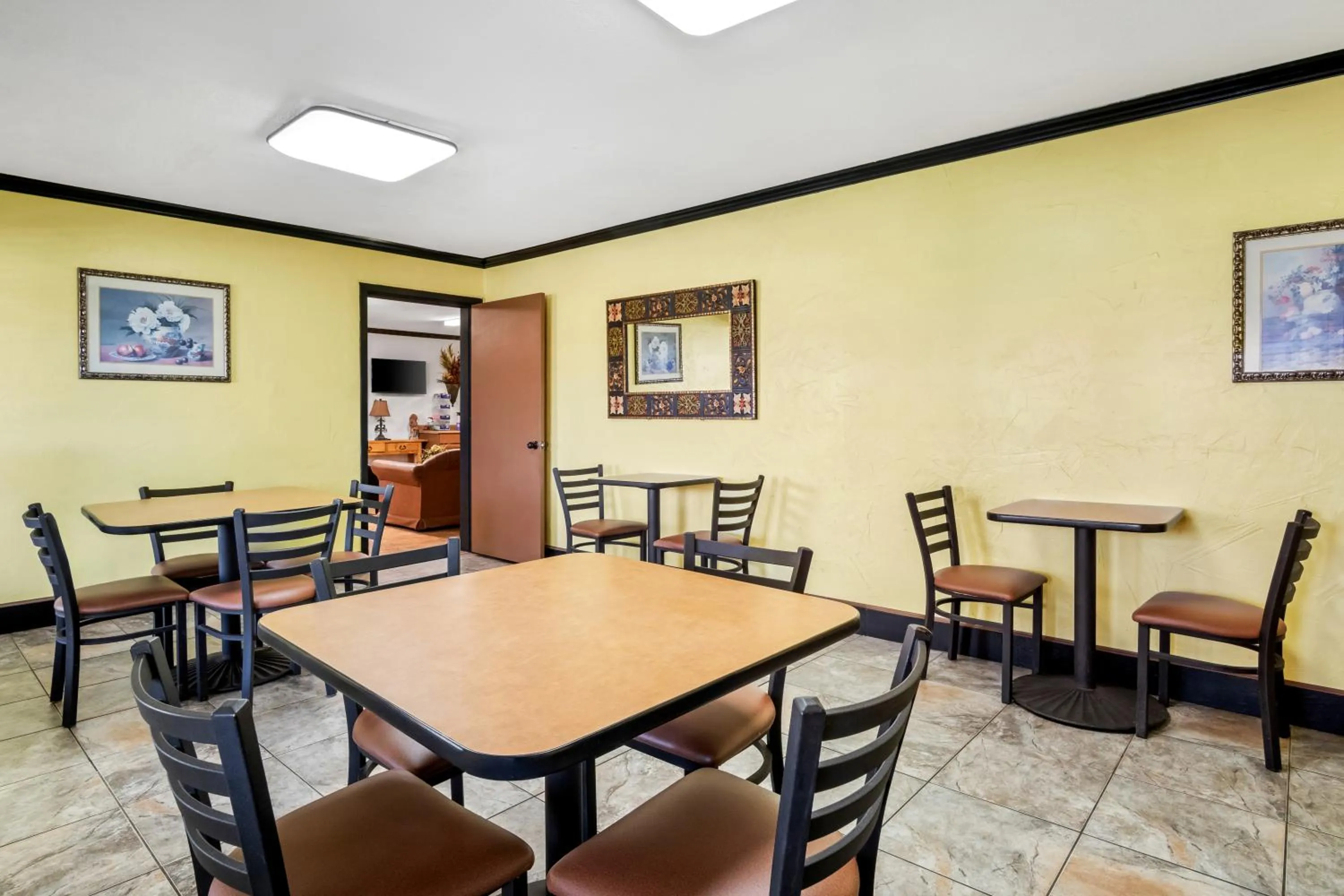 Dining area in Americas Best Value Inn Midlothian