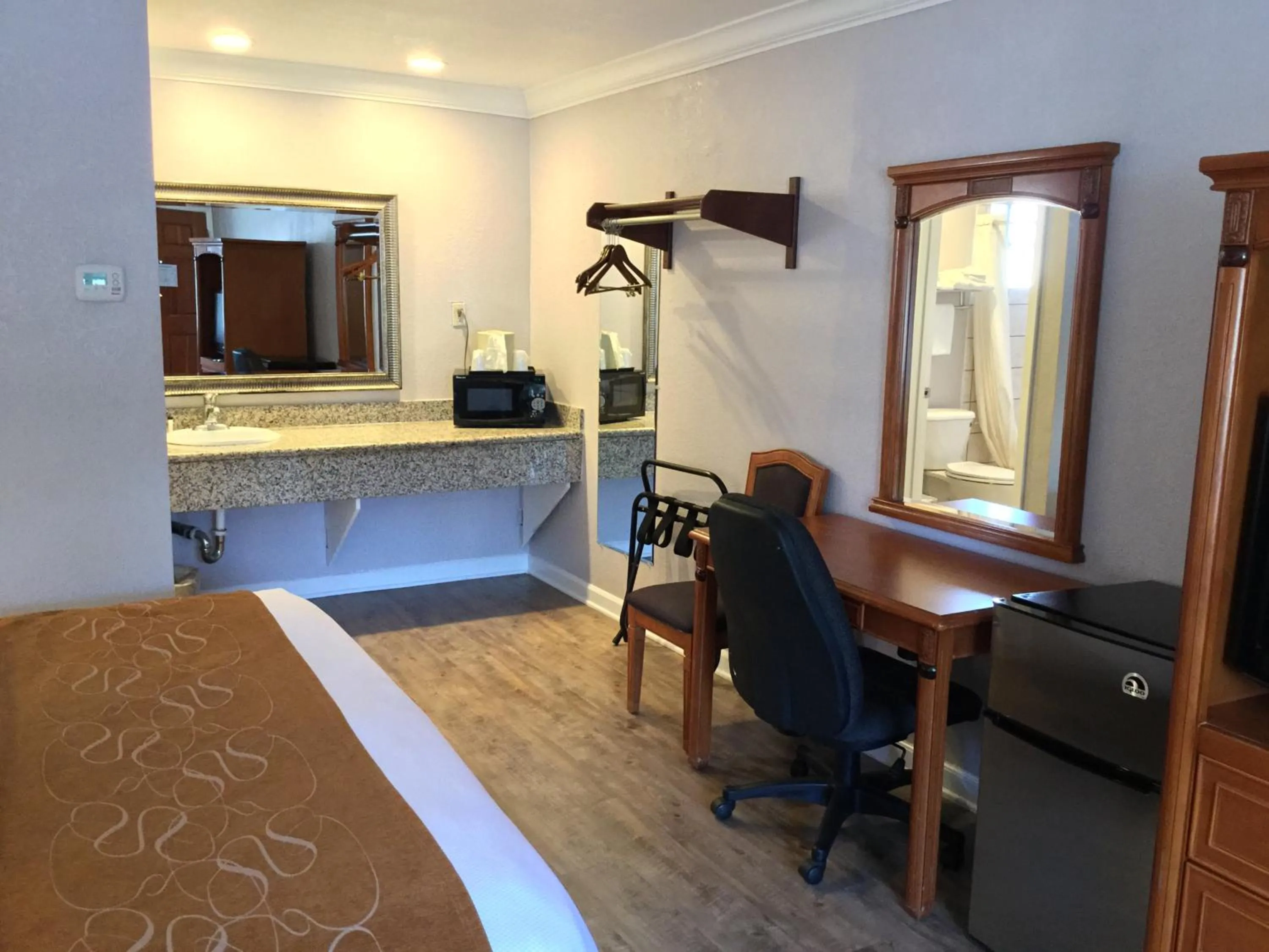 Photo of the whole room in Journey Inn