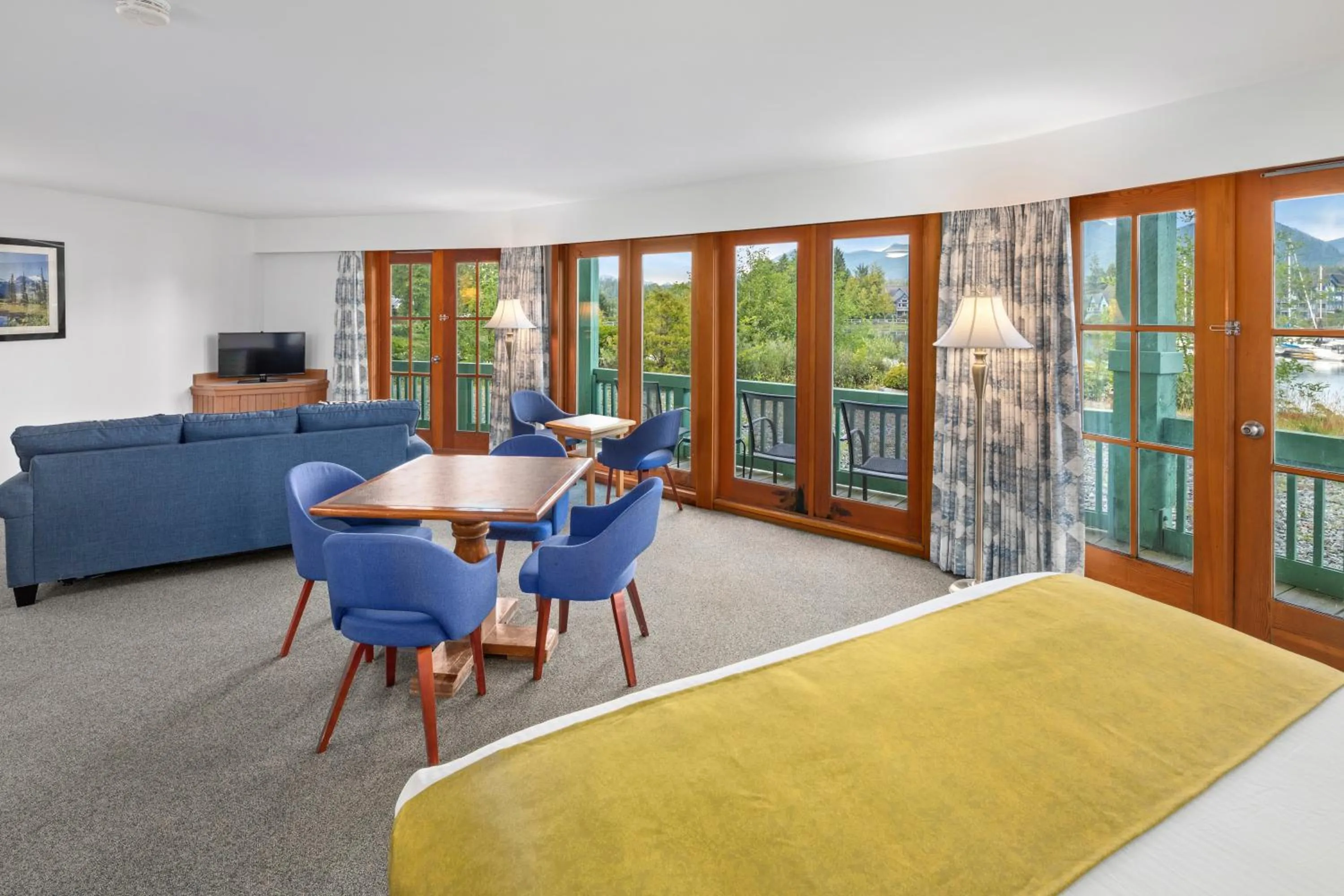 Living room, Bed in Canadian Princess Lodge & Marina