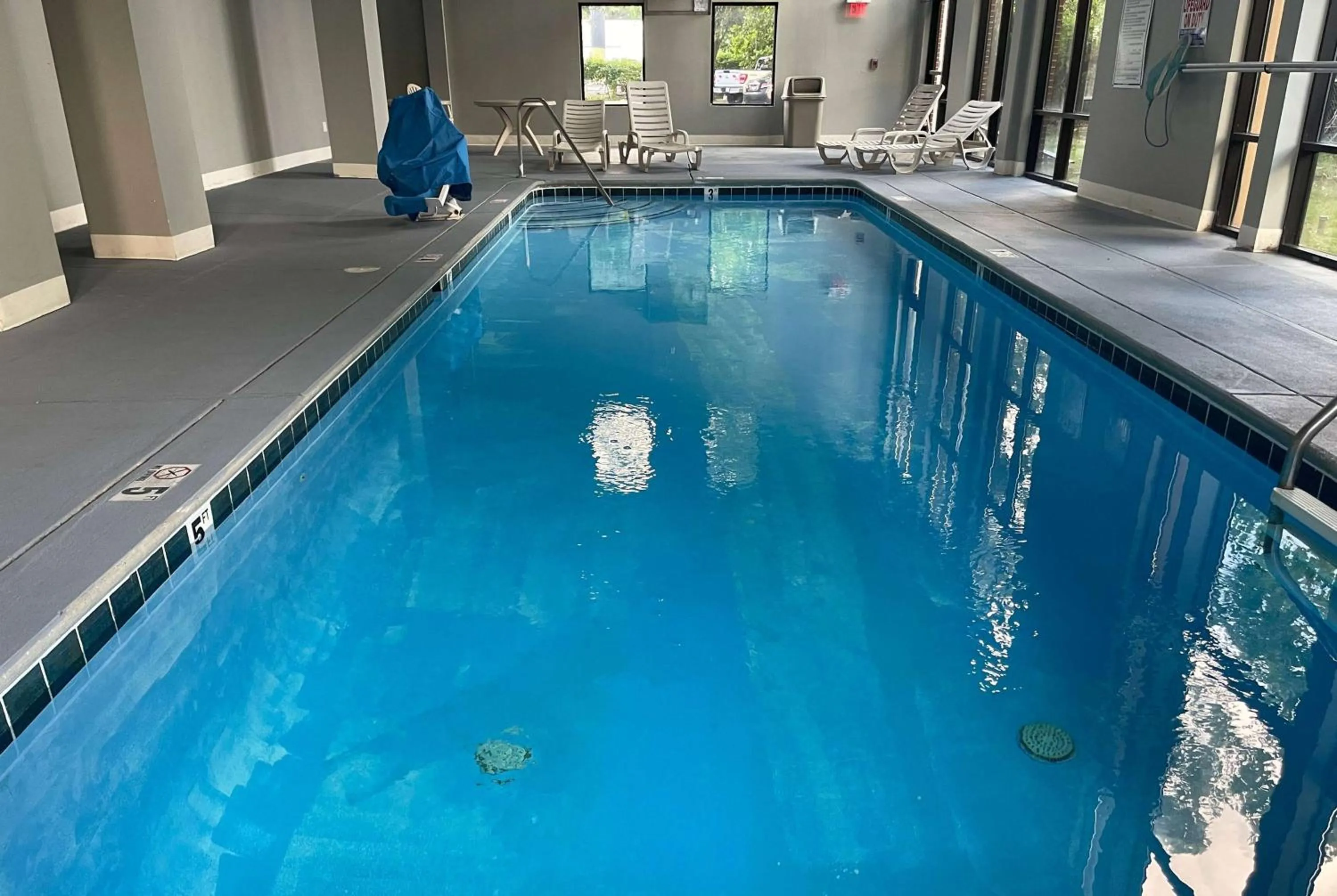 Pool view in Days Inn & Suites by Wyndham Murfreesboro