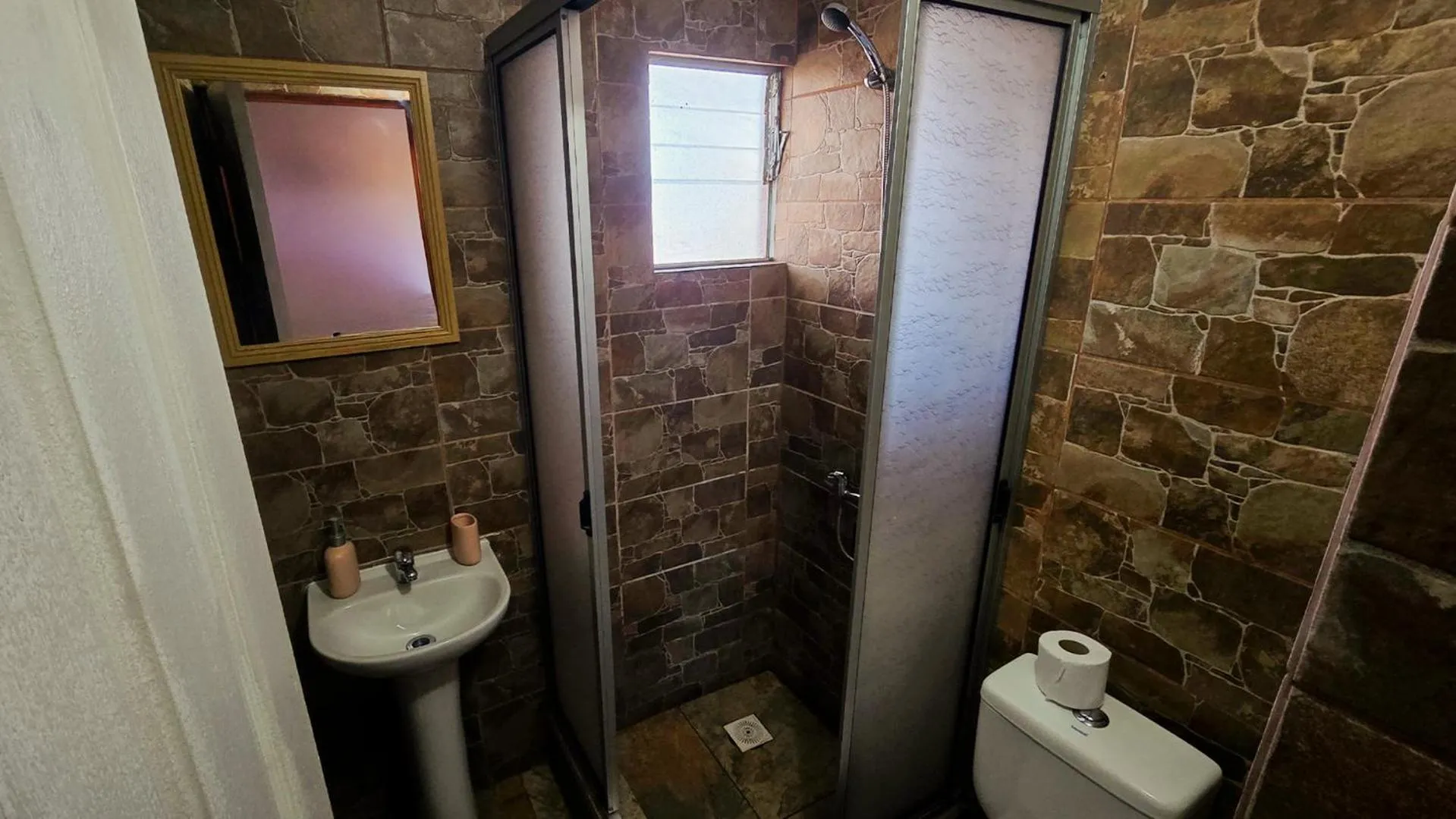 Toilet in Hostal Perita