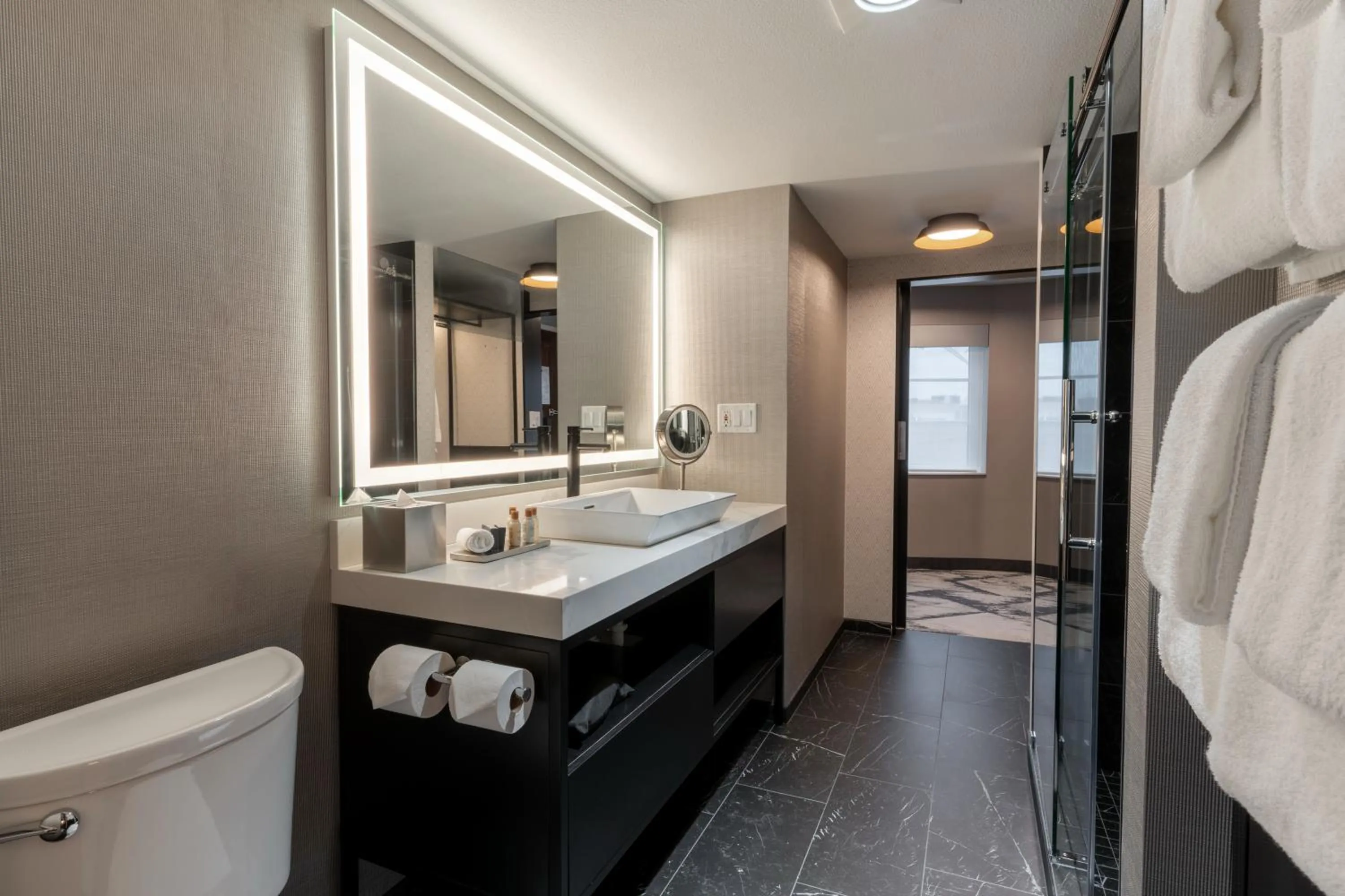 Shower, Bed in Silver Cloud Hotel - Seattle Broadway