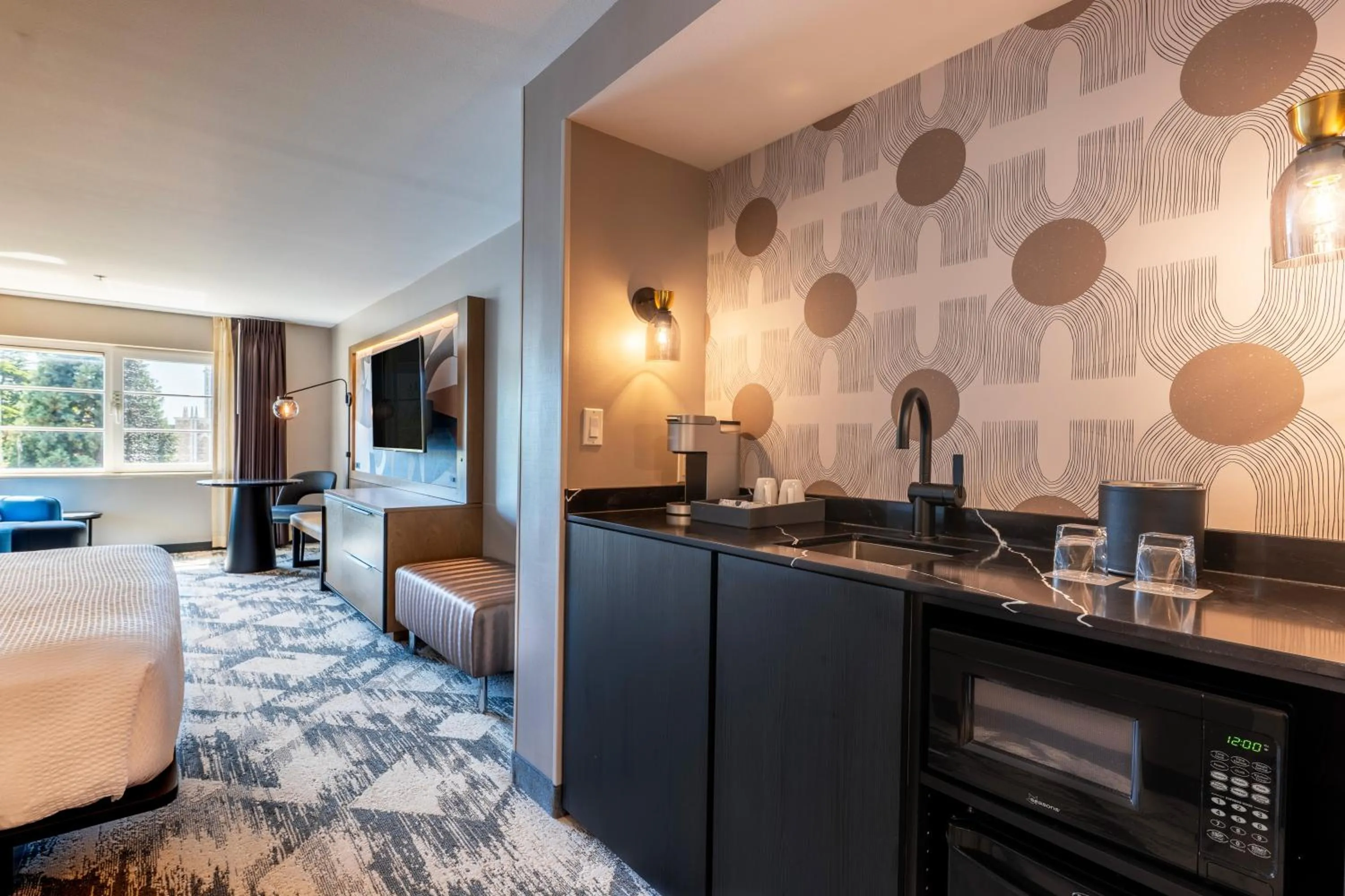 Coffee/tea facilities, Bed in Silver Cloud Hotel - Seattle Broadway