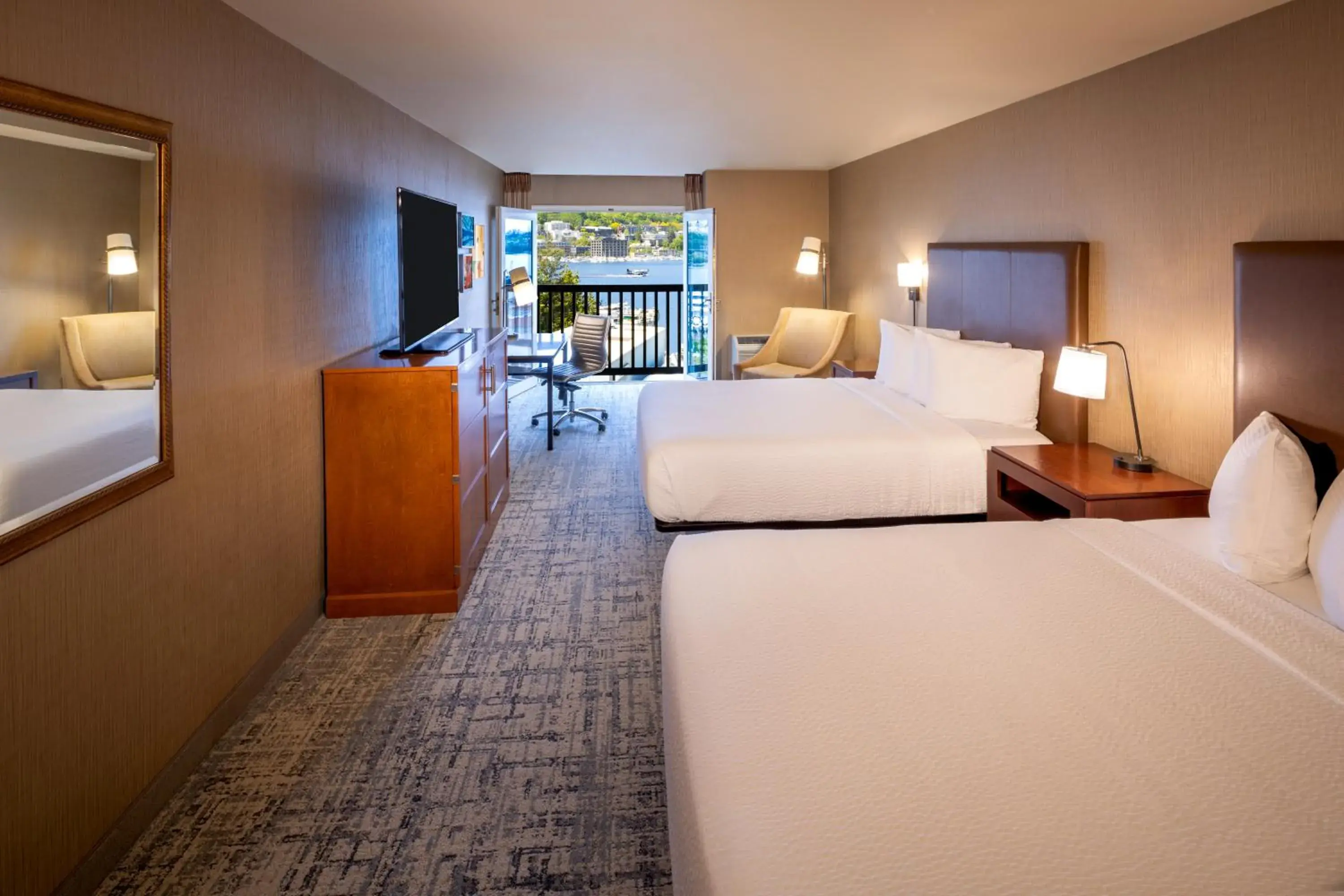 Queen Room with Two Queen Beds and Lake View in Silver Cloud Hotel - Seattle Lake Union Queen Room with Two Queen Beds and Lake View in Silver Cloud Hotel - Seattle Lake Union