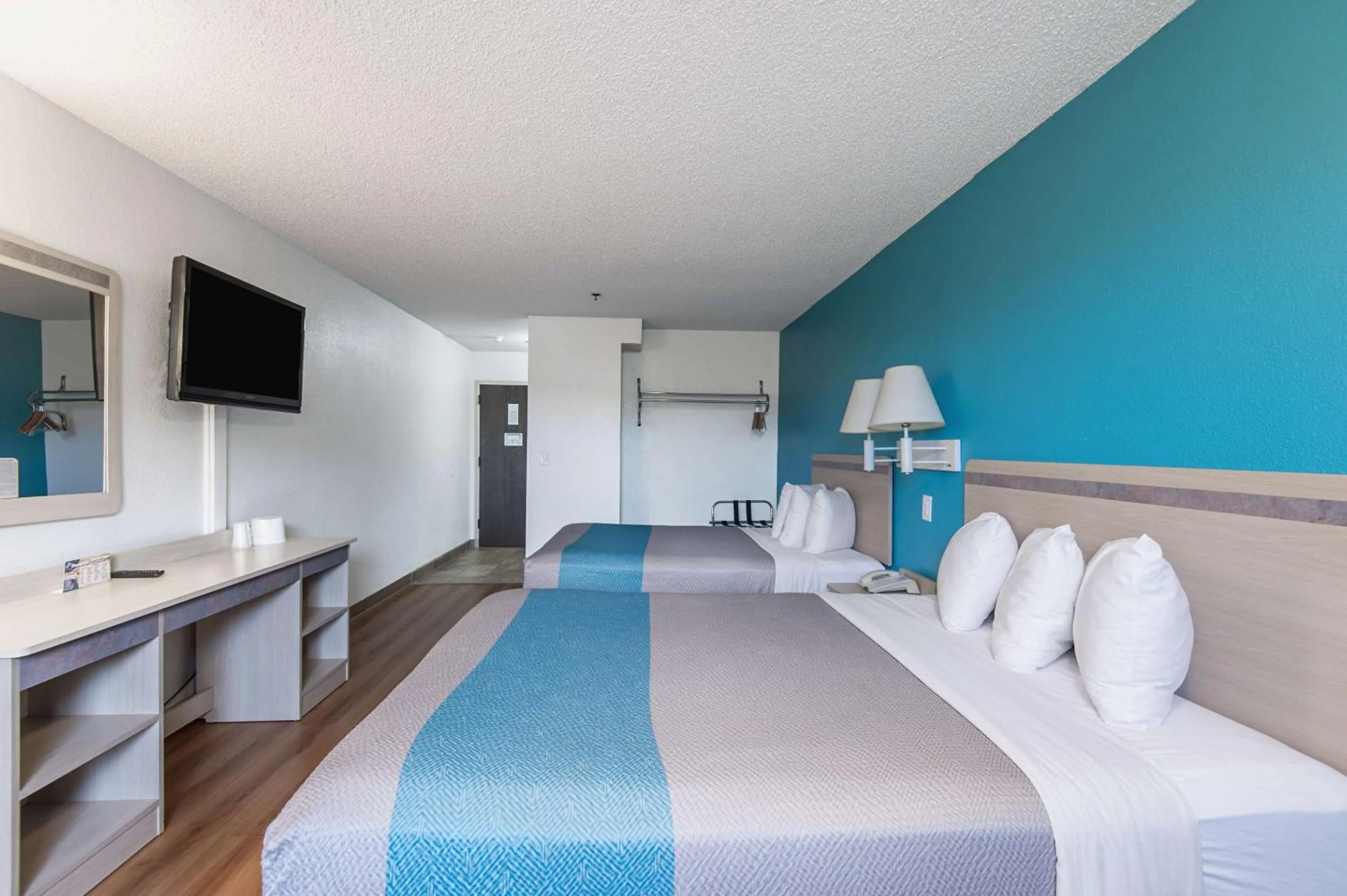 Photo of the whole room, Bed in Motel 6-Lawrence, KS