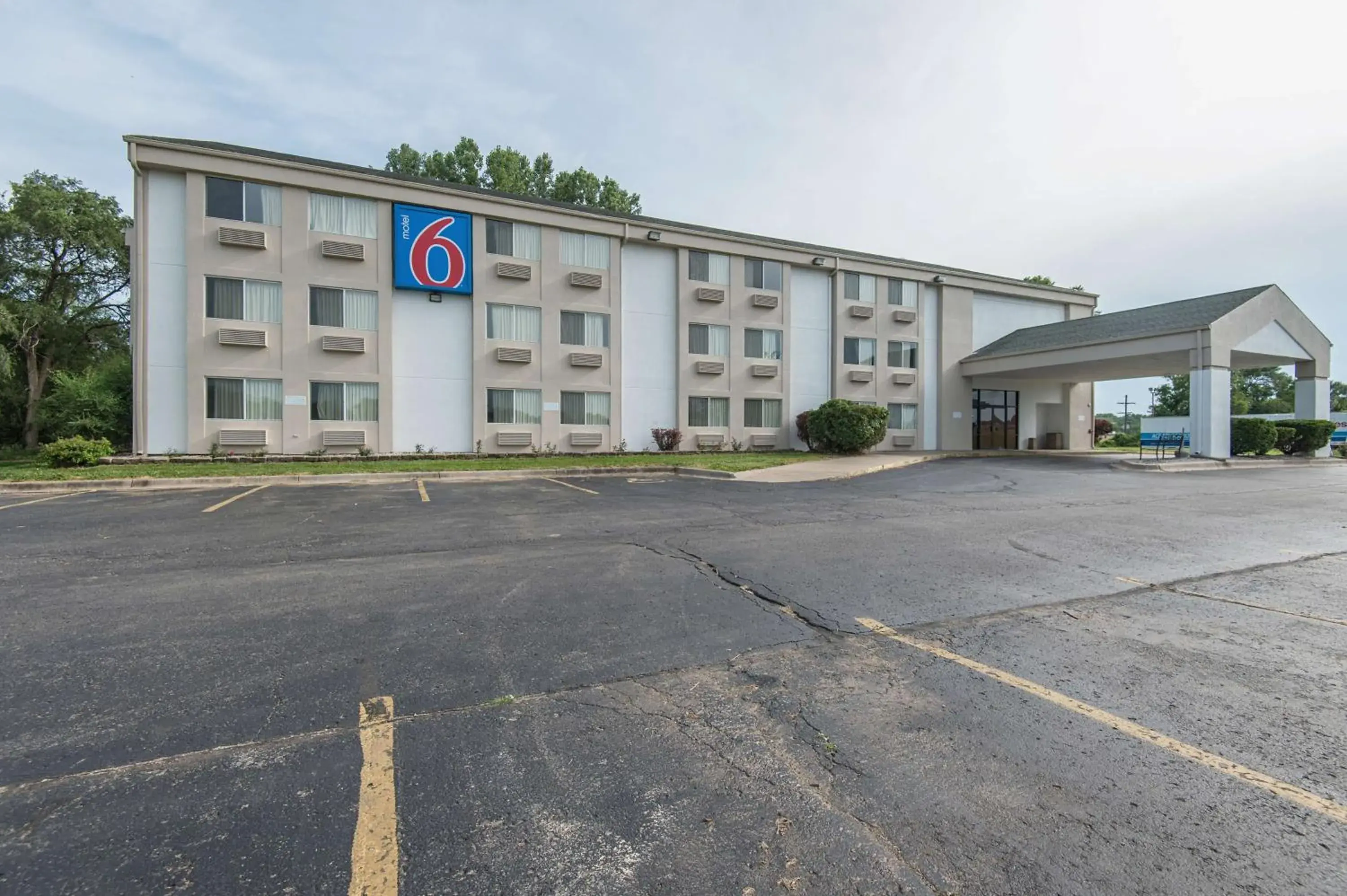 Property building in Motel 6-Lawrence, KS Property building in Motel 6-Lawrence, KS