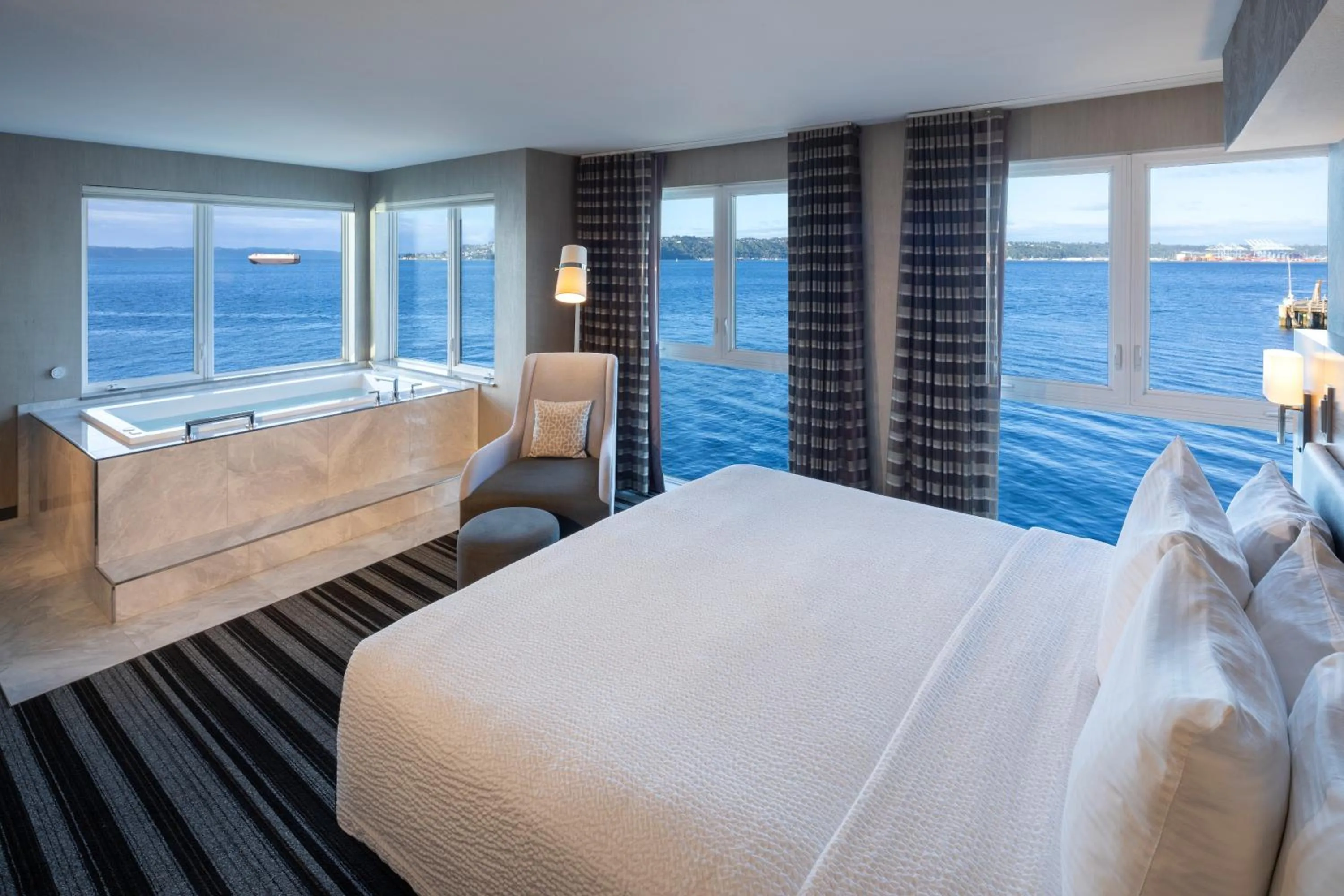 Bed in Silver Cloud Hotel Tacoma Waterfront