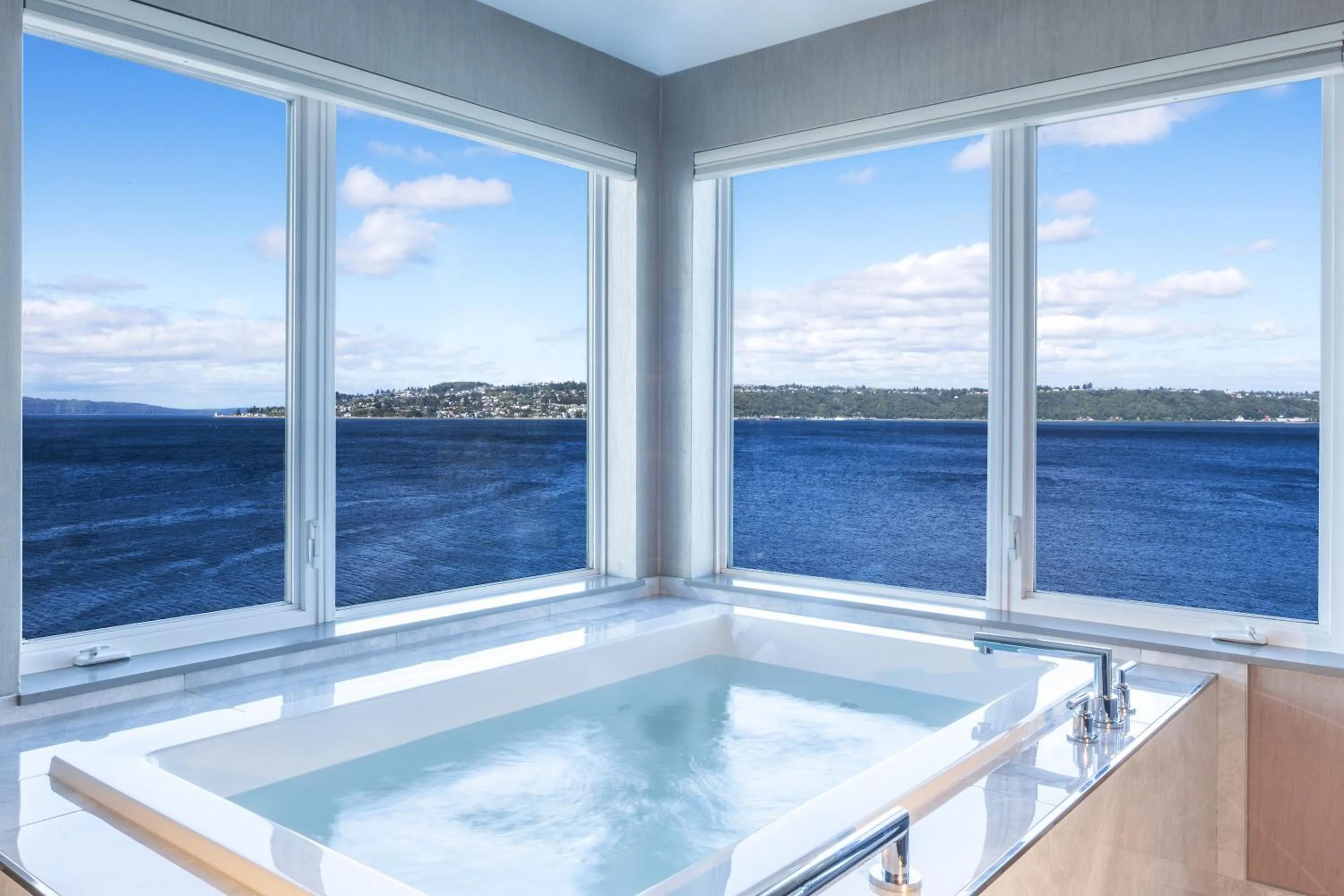 Hot Tub in Silver Cloud Hotel Tacoma Waterfront