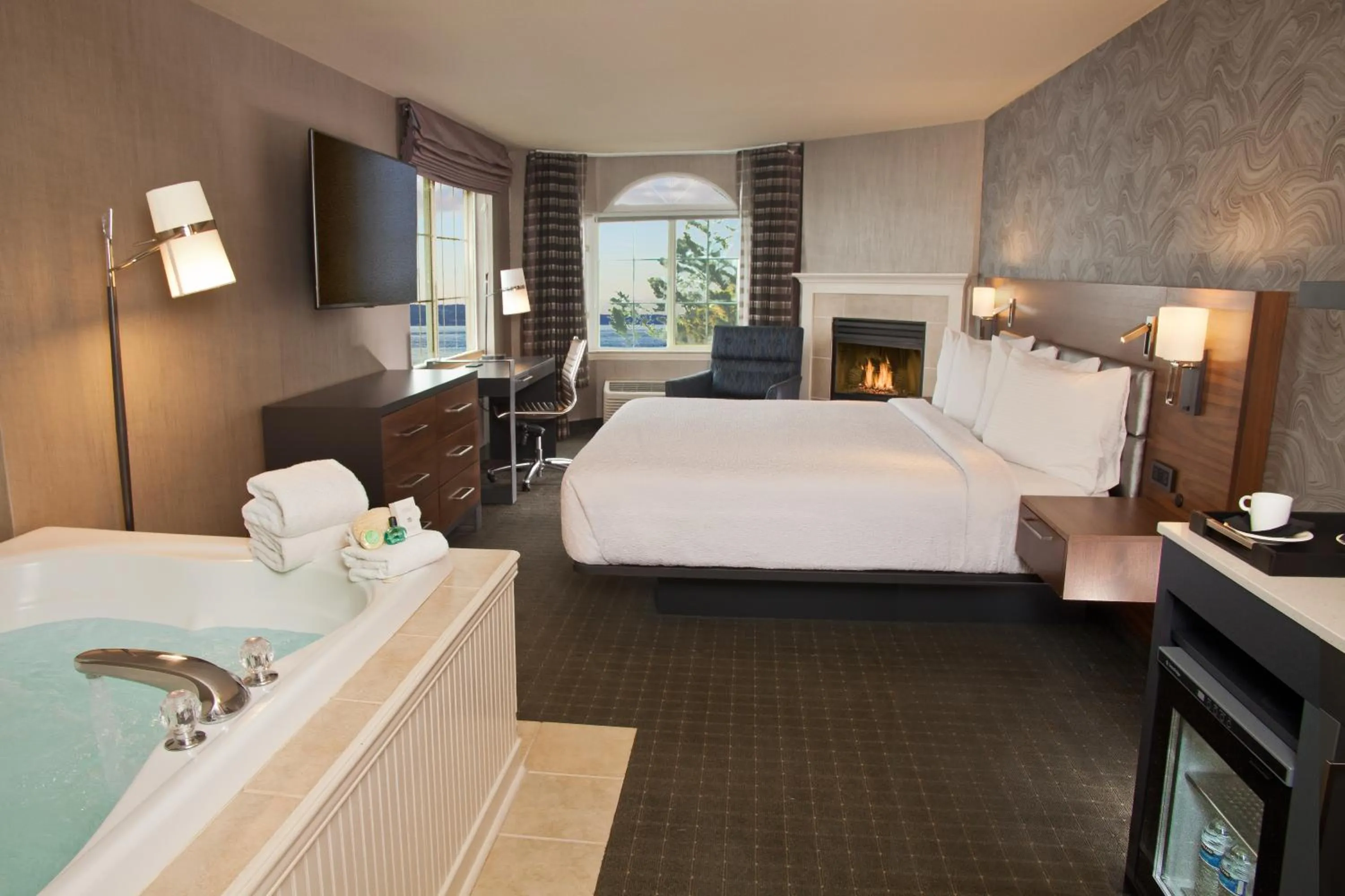 Photo of the whole room, Bed in Silver Cloud Hotel - Mukilteo Waterfront