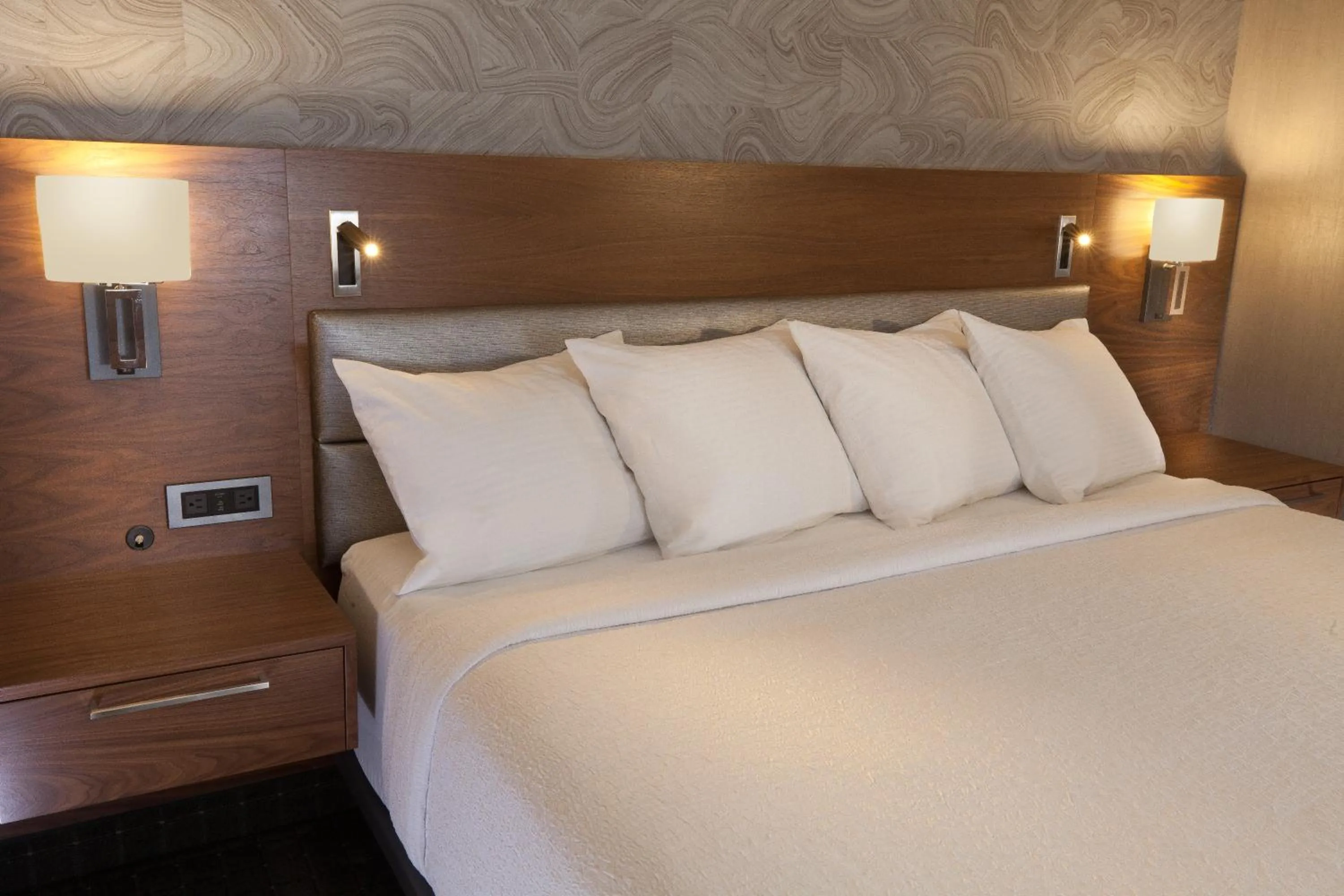 Bed in Silver Cloud Hotel - Mukilteo Waterfront