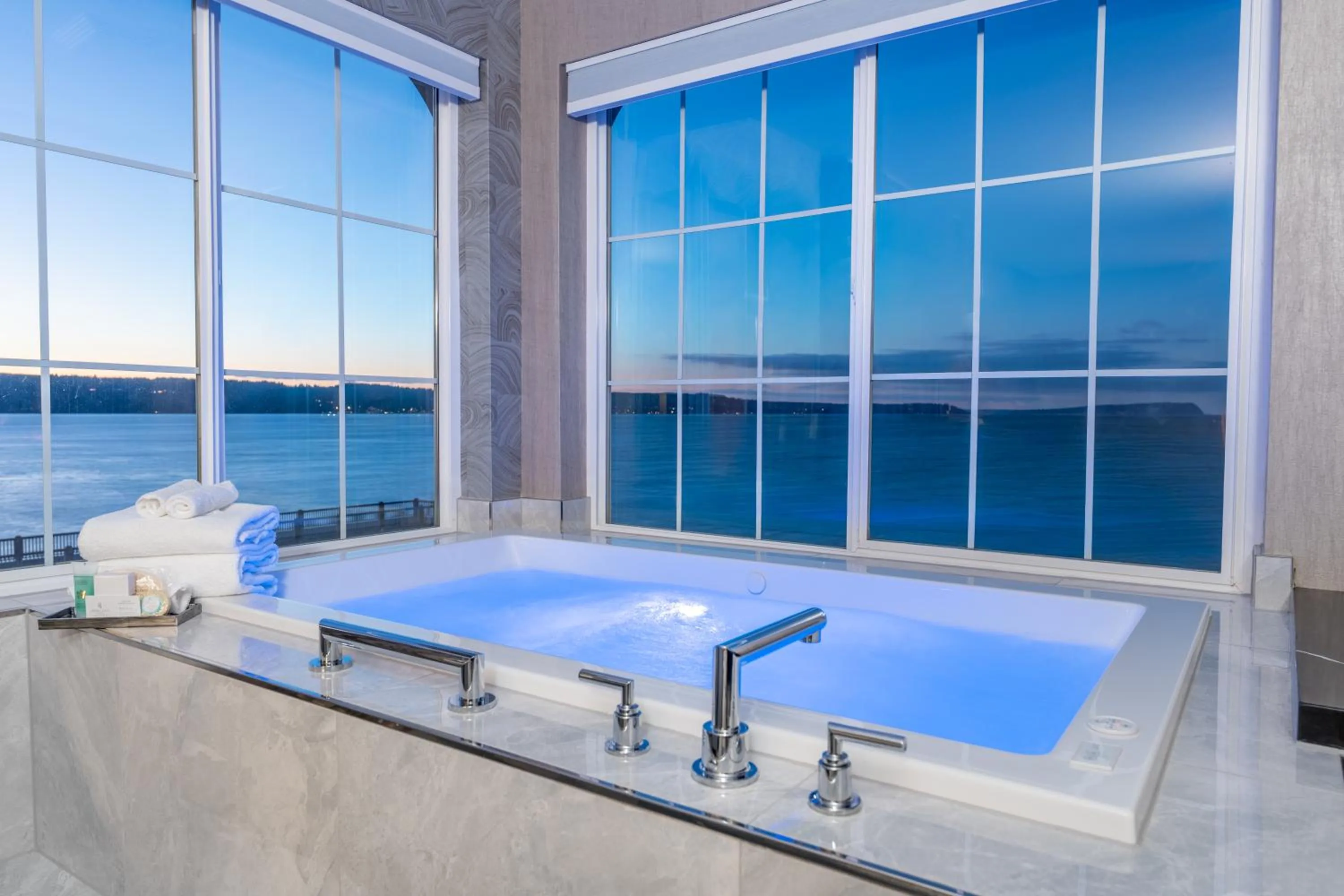Hot Tub in Silver Cloud Hotel - Mukilteo Waterfront
