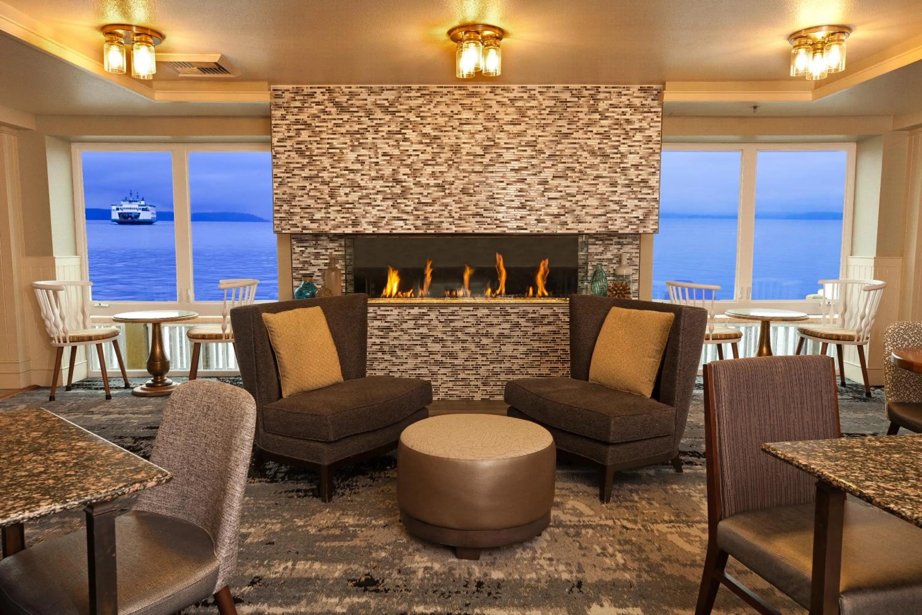 Communal lounge/ TV room in Silver Cloud Hotel - Mukilteo Waterfront