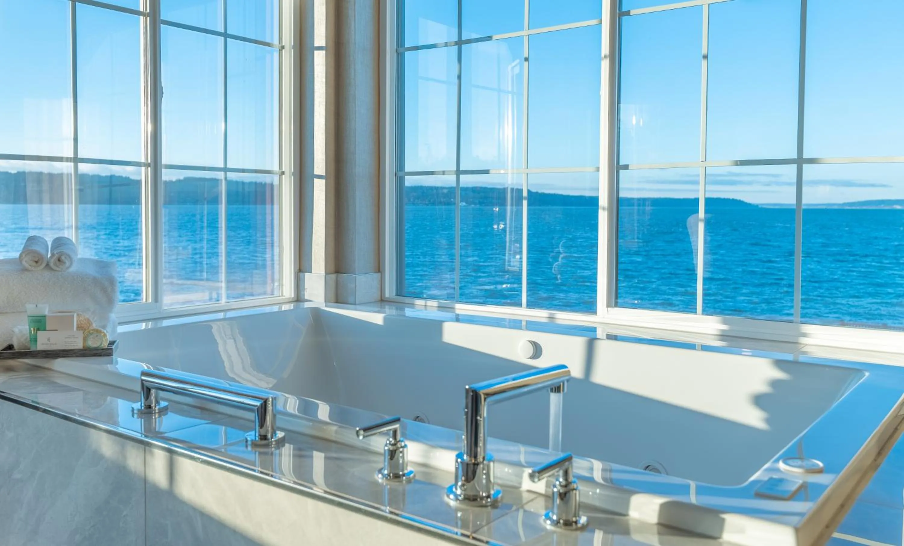 Hot Tub in Silver Cloud Hotel - Mukilteo Waterfront