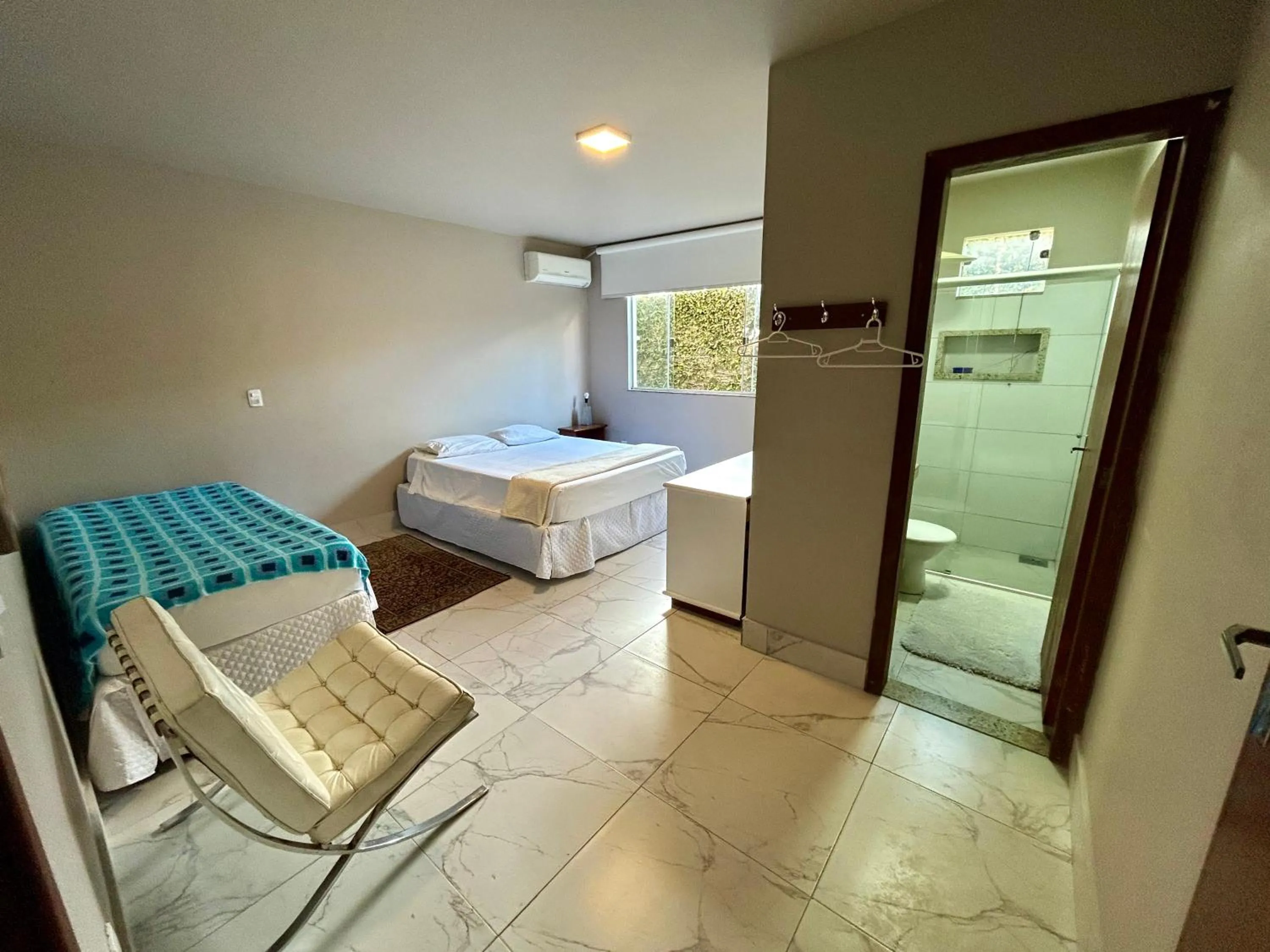 Family Room with Private Bathroom - single occupancy in Casa da 17 - Lago Sul
