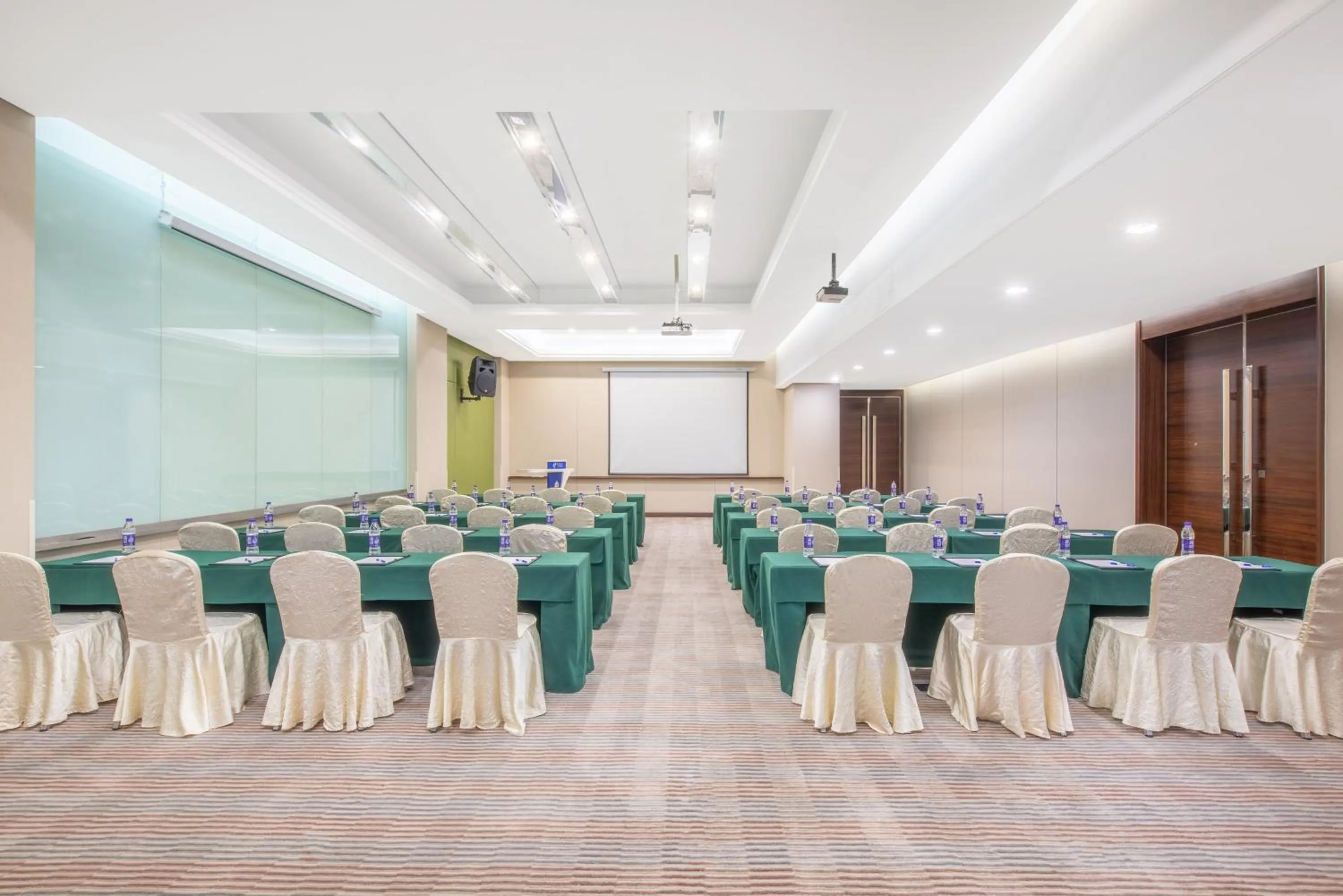 Meeting/conference room in Holiday Inn Express Beijing Dongzhimen by IHG