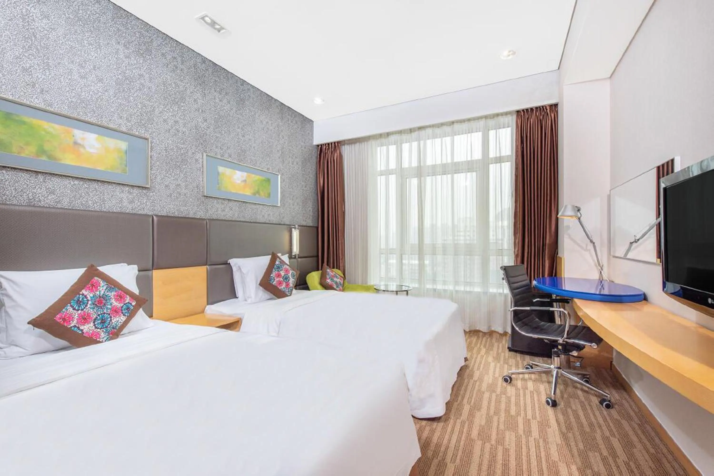 Photo of the whole room, Bed in Holiday Inn Express Beijing Dongzhimen by IHG