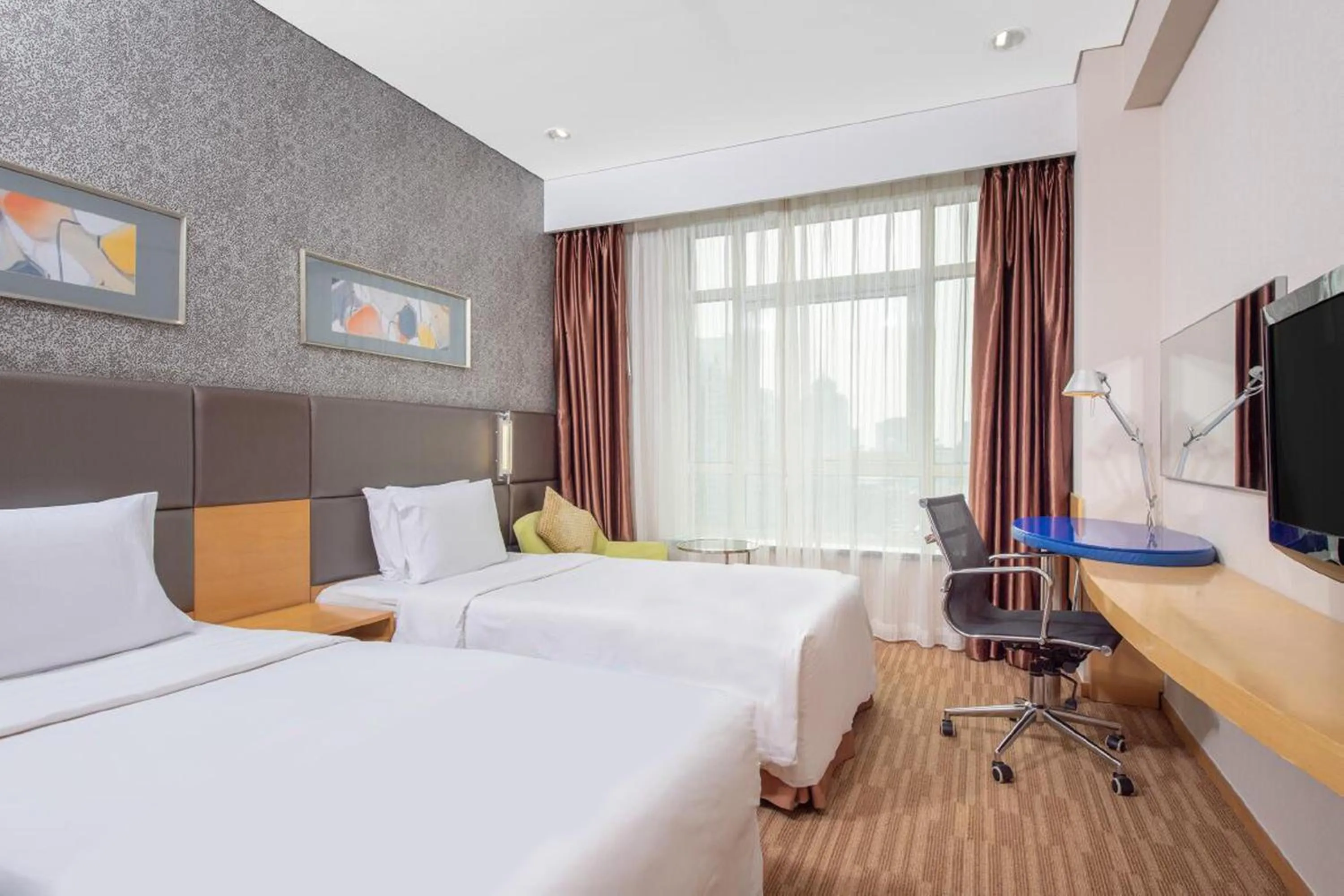 Photo of the whole room, Bed in Holiday Inn Express Beijing Dongzhimen by IHG