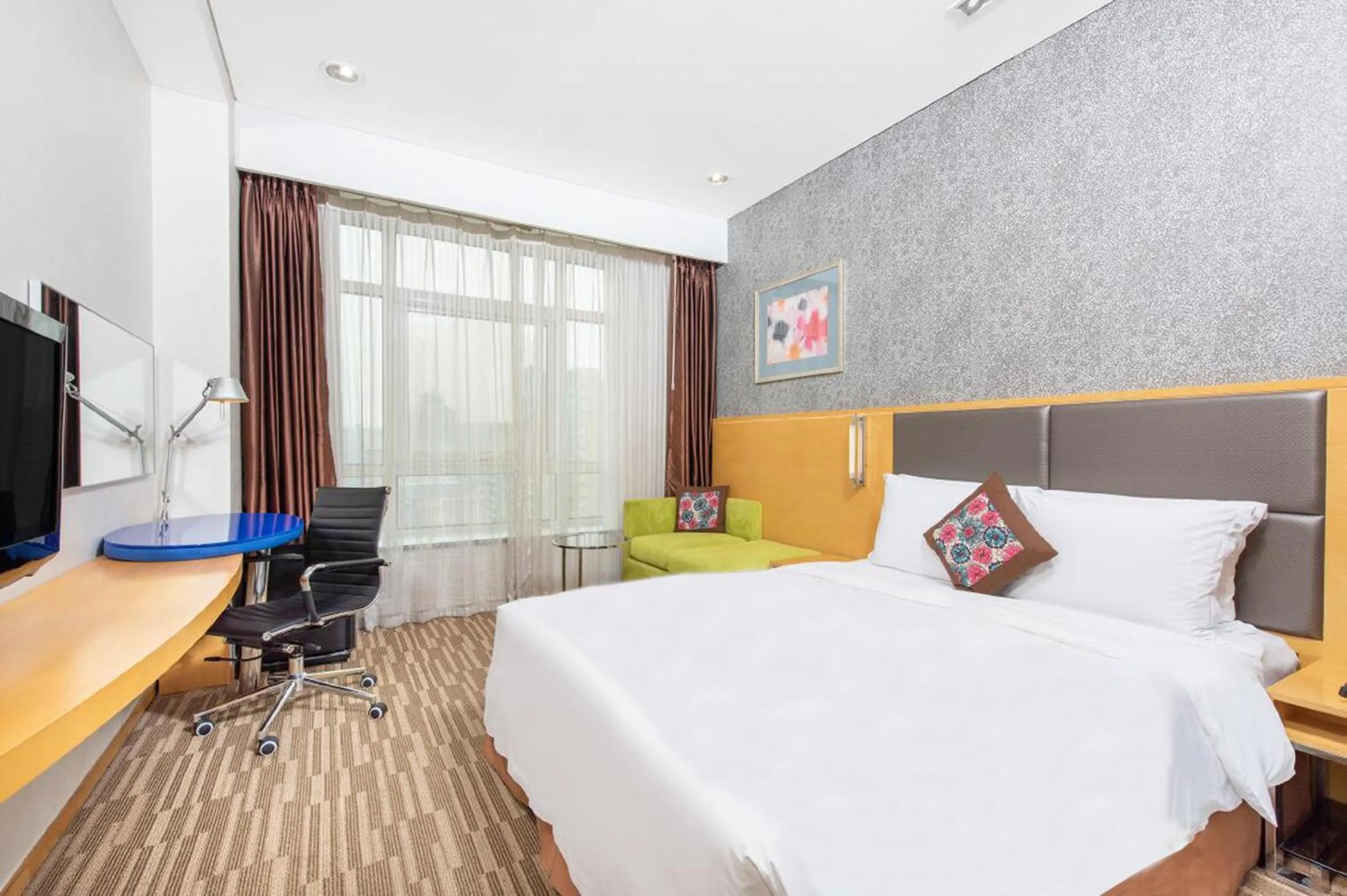 Photo of the whole room, Bed in Holiday Inn Express Beijing Dongzhimen by IHG
