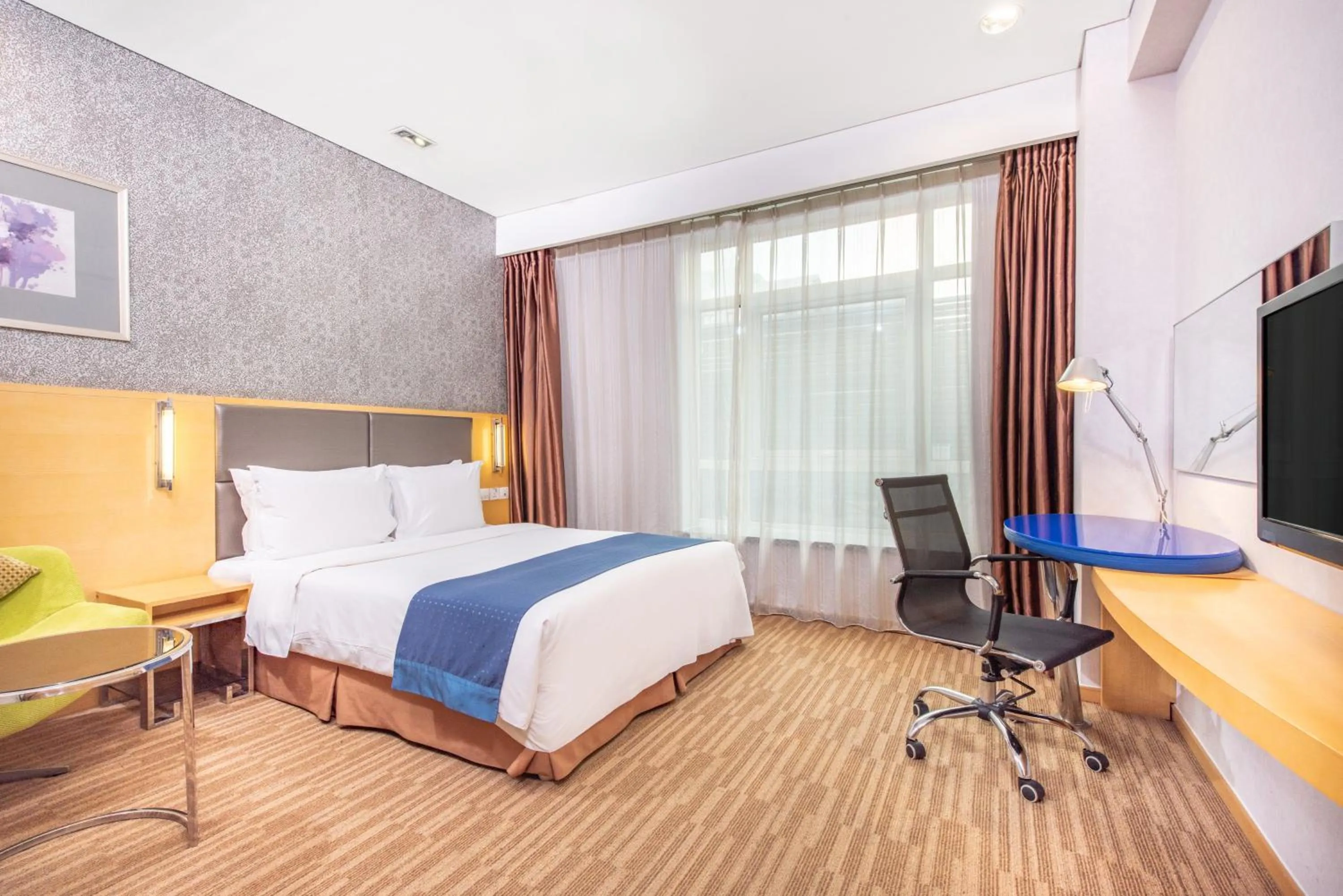 Photo of the whole room, Bed in Holiday Inn Express Beijing Dongzhimen by IHG