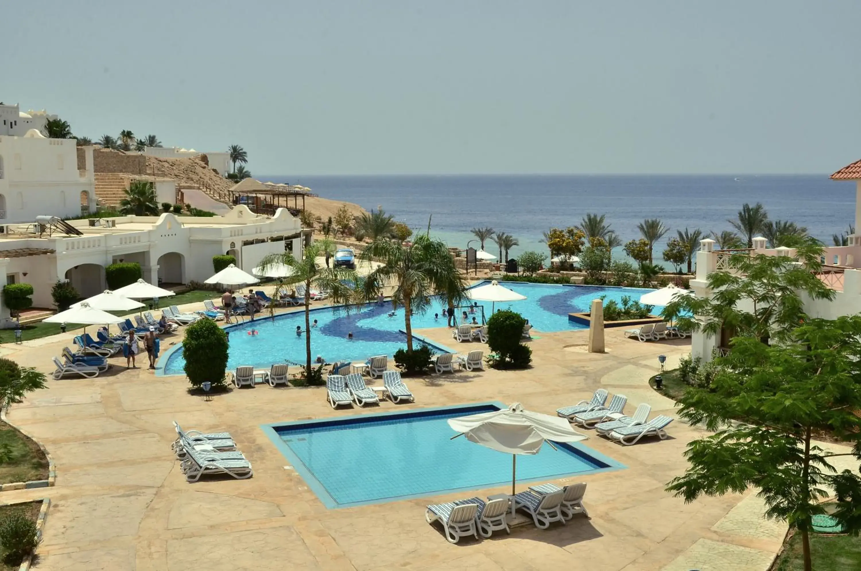 Swimming pool in Continental Plaza Beach Resort Swimming pool in Continental Plaza Beach Resort