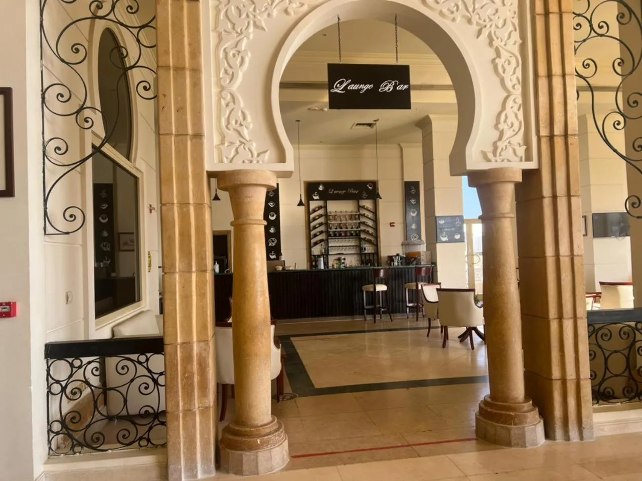 Lounge or bar in Continental Plaza Beach Resort