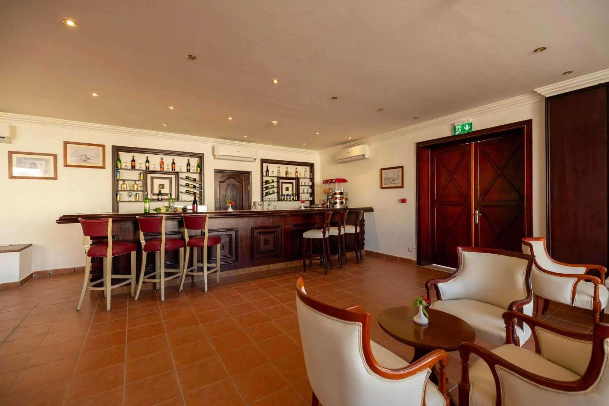 Lounge or bar in Continental Plaza Beach Resort