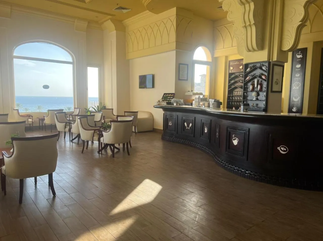 Lounge or bar in Continental Plaza Beach Resort