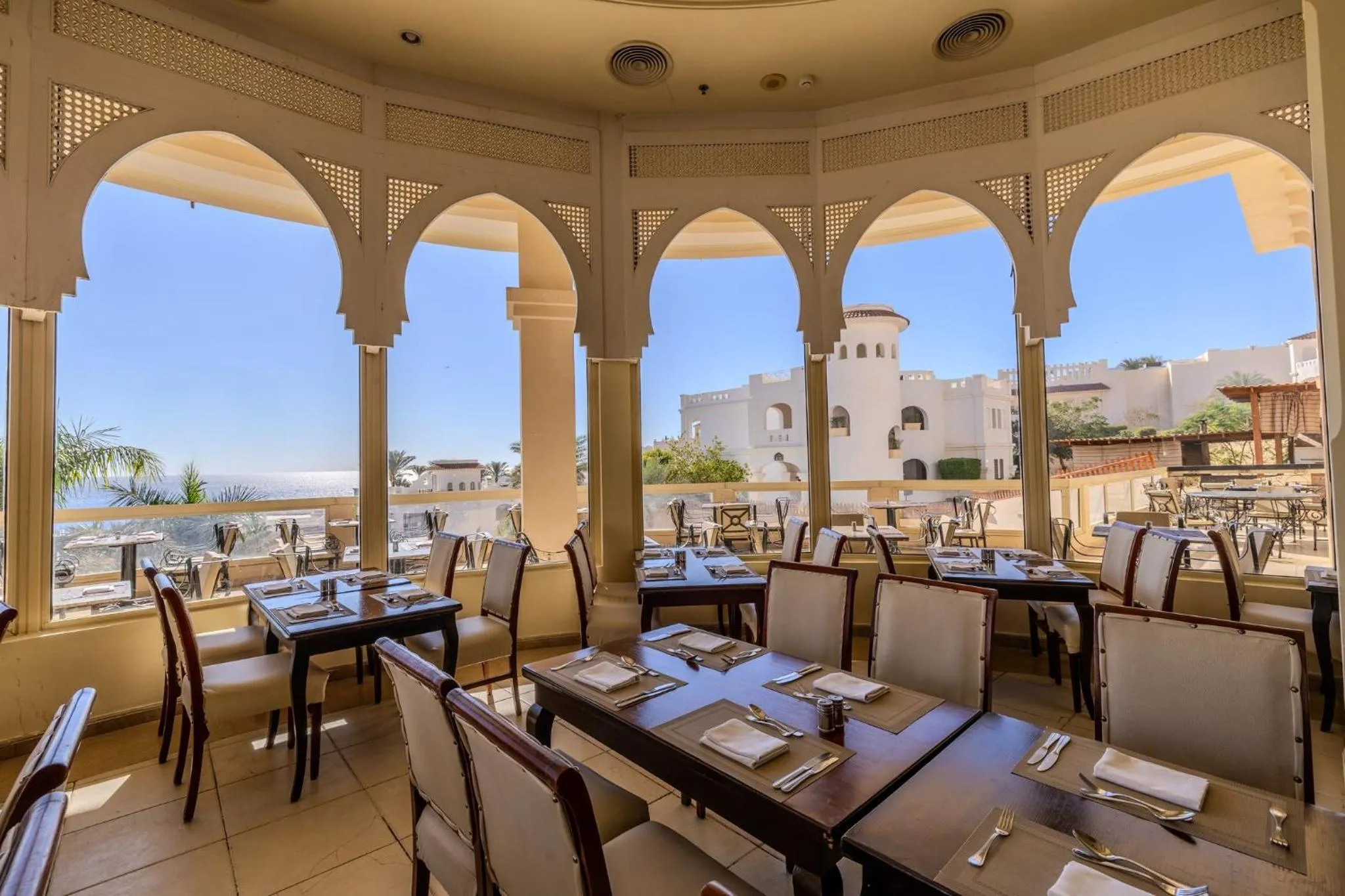 Restaurant/places to eat in Continental Plaza Beach Resort