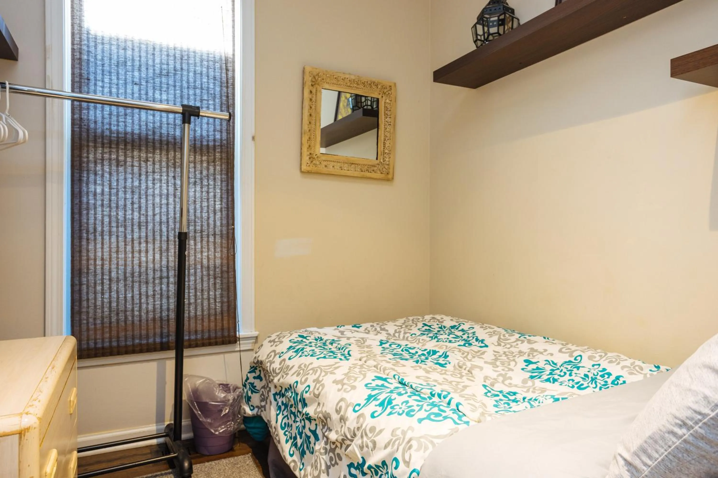 Bed in 5 Bedroom Huge House in Best Location Parking Fireplace Back Yard