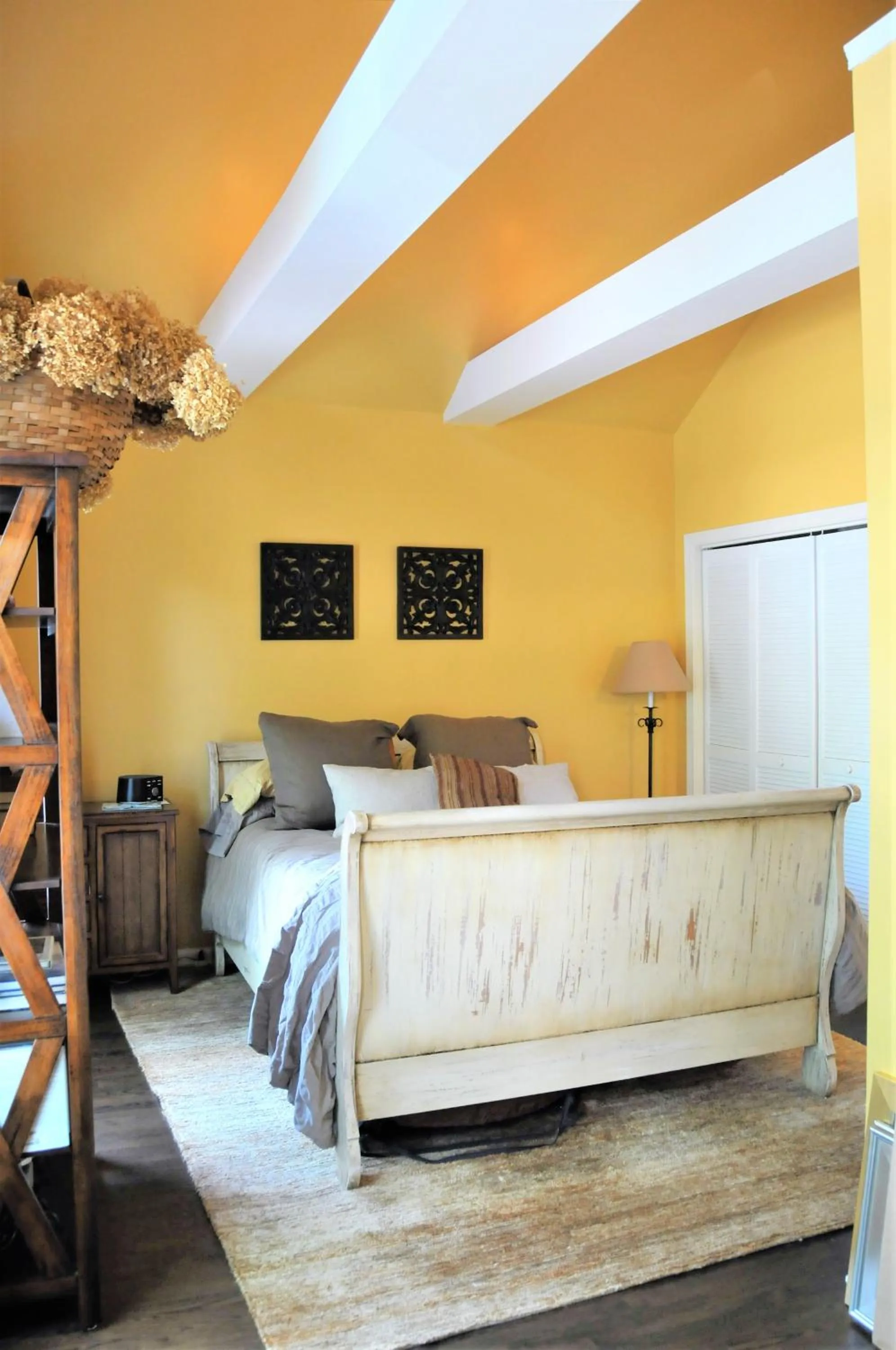 Bedroom, Bed in 5 Bedroom Huge House in Best Location Parking Fireplace Back Yard