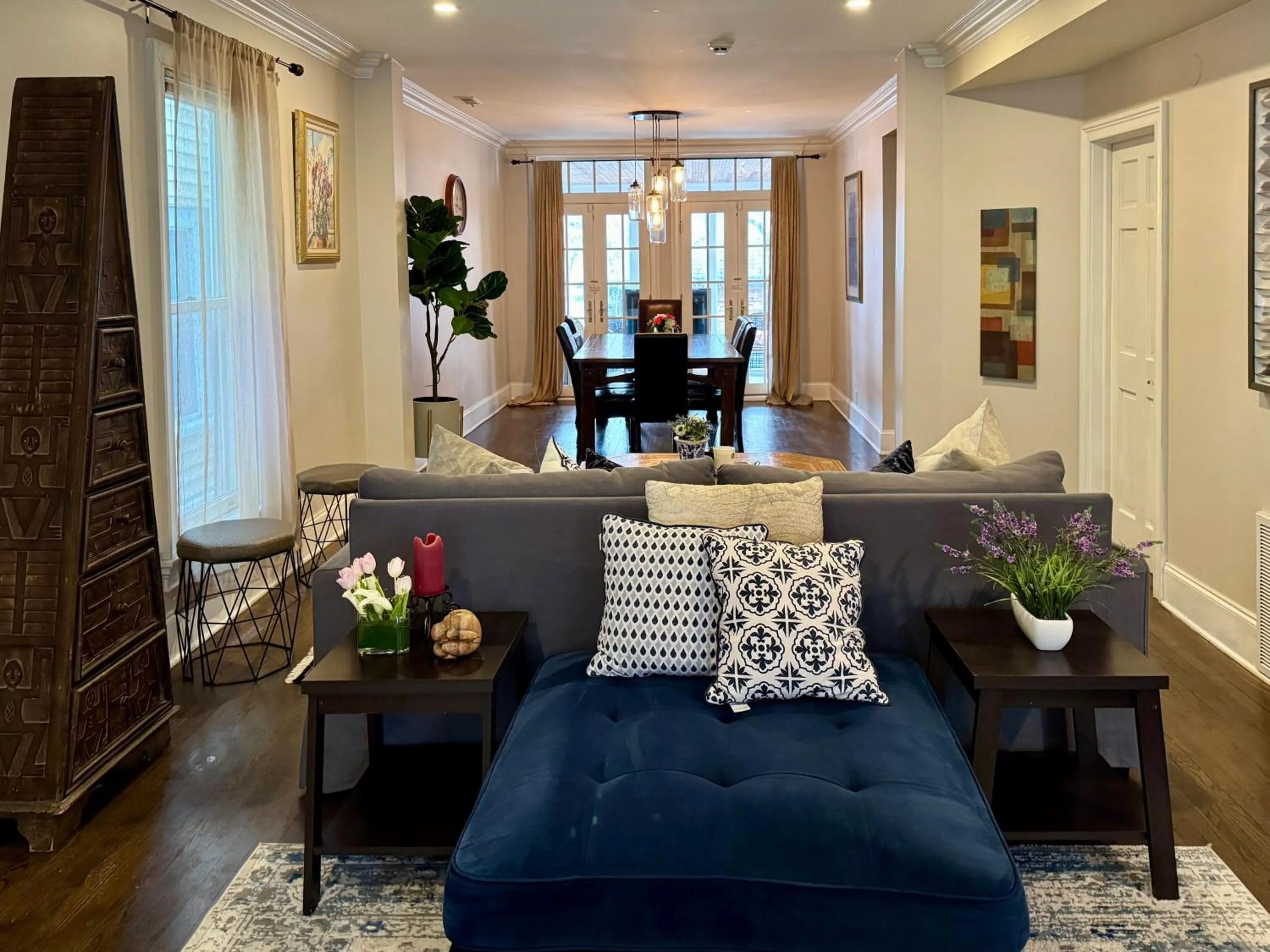 Living room in 5 Bedroom Huge House in Best Location Parking Fireplace Back Yard