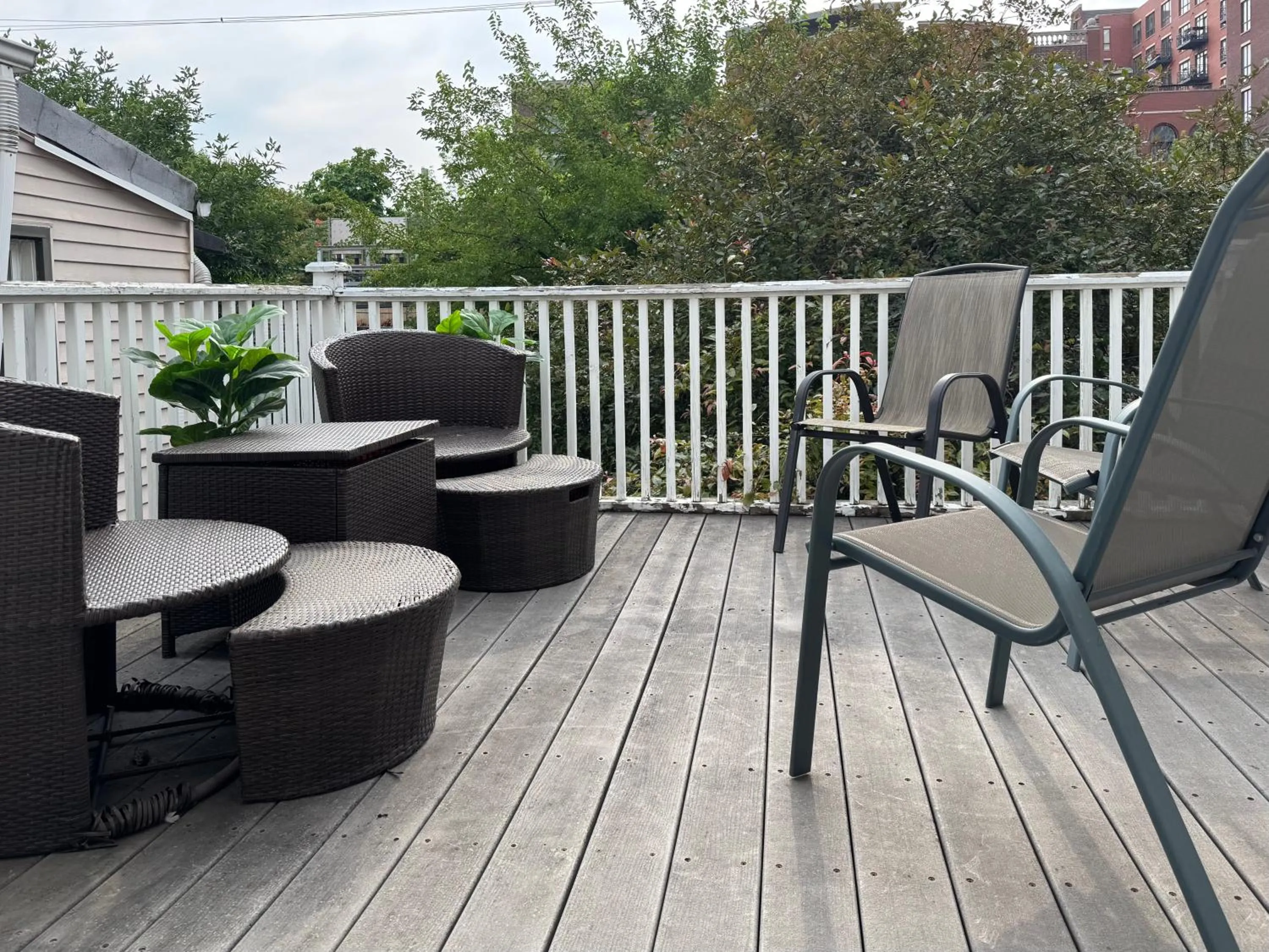 5 Bedroom Huge House in Best Location Parking Fireplace Back Yard