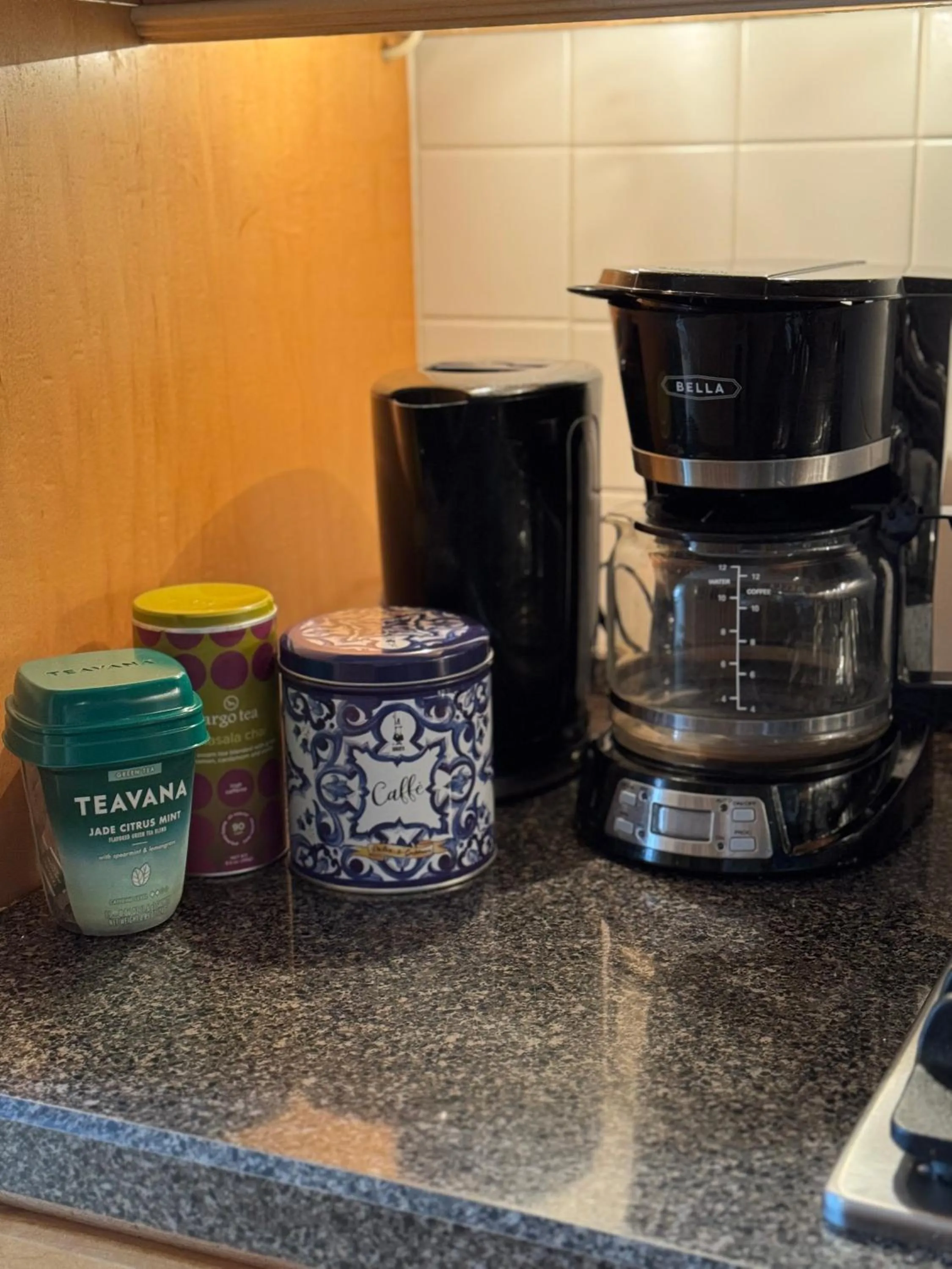 Coffee/tea facilities in 5 Bedroom Huge House in Best Location Parking Fireplace Back Yard